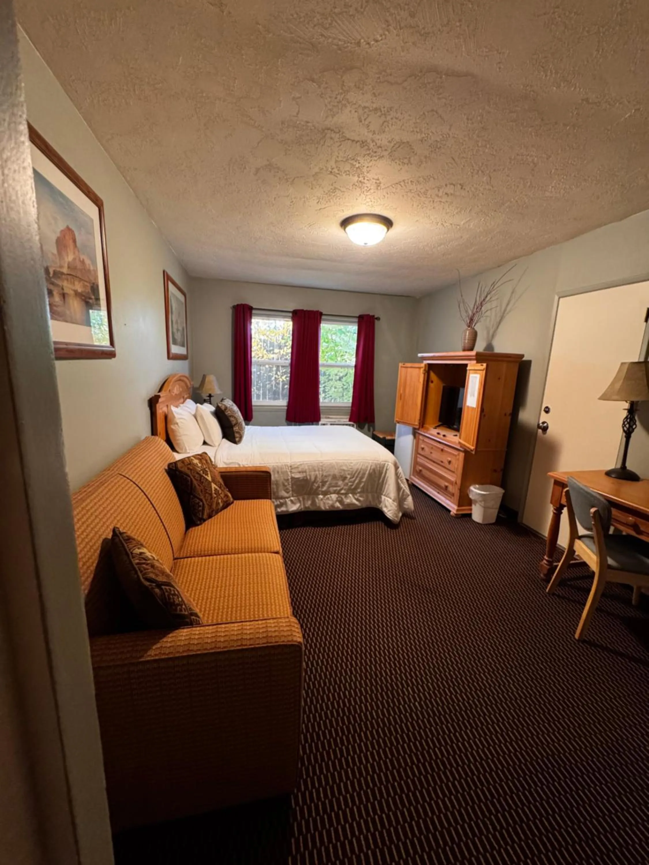 Living room, Bed in Rugged Country Lodge