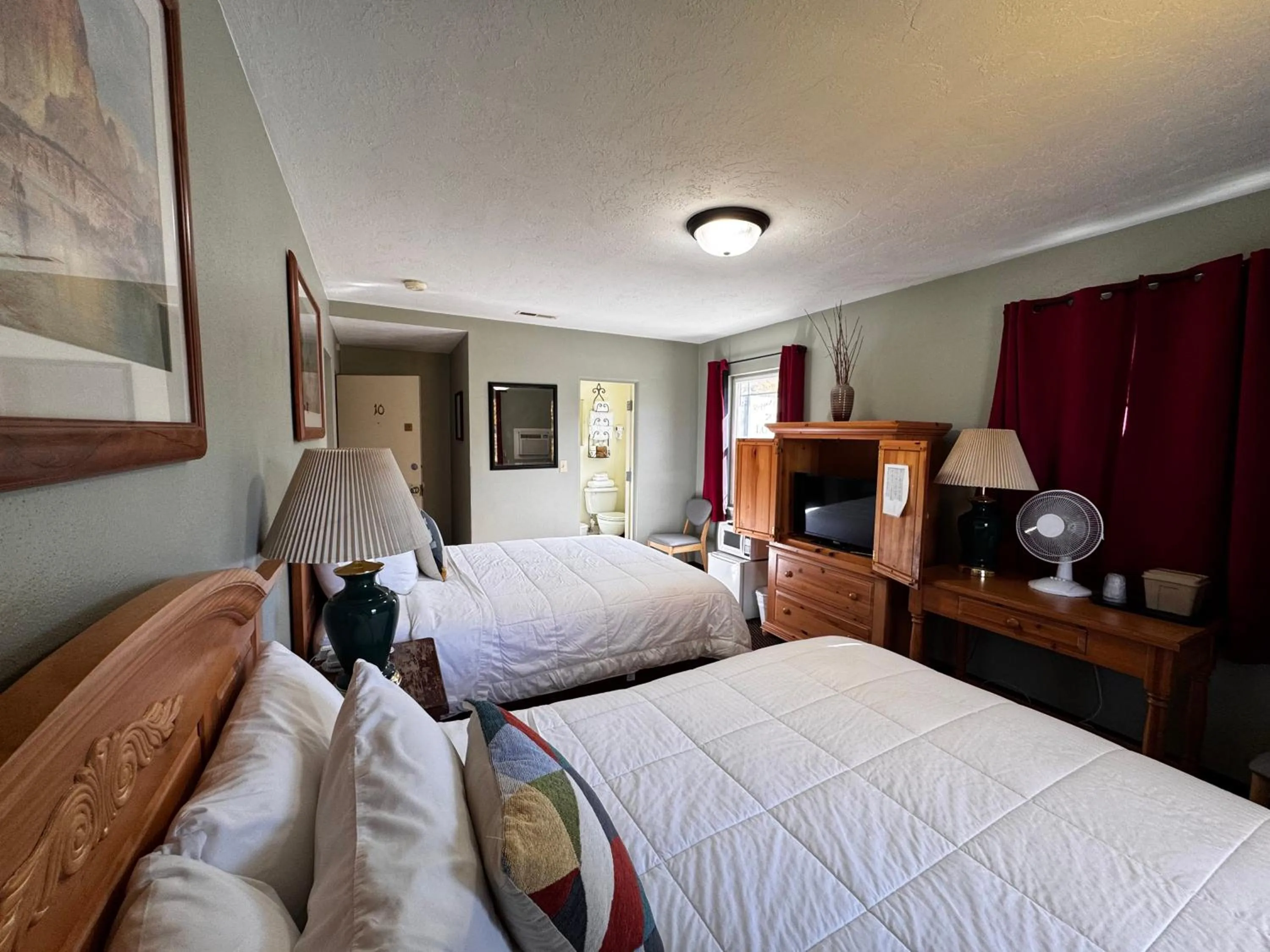 Photo of the whole room, Bed in Rugged Country Lodge