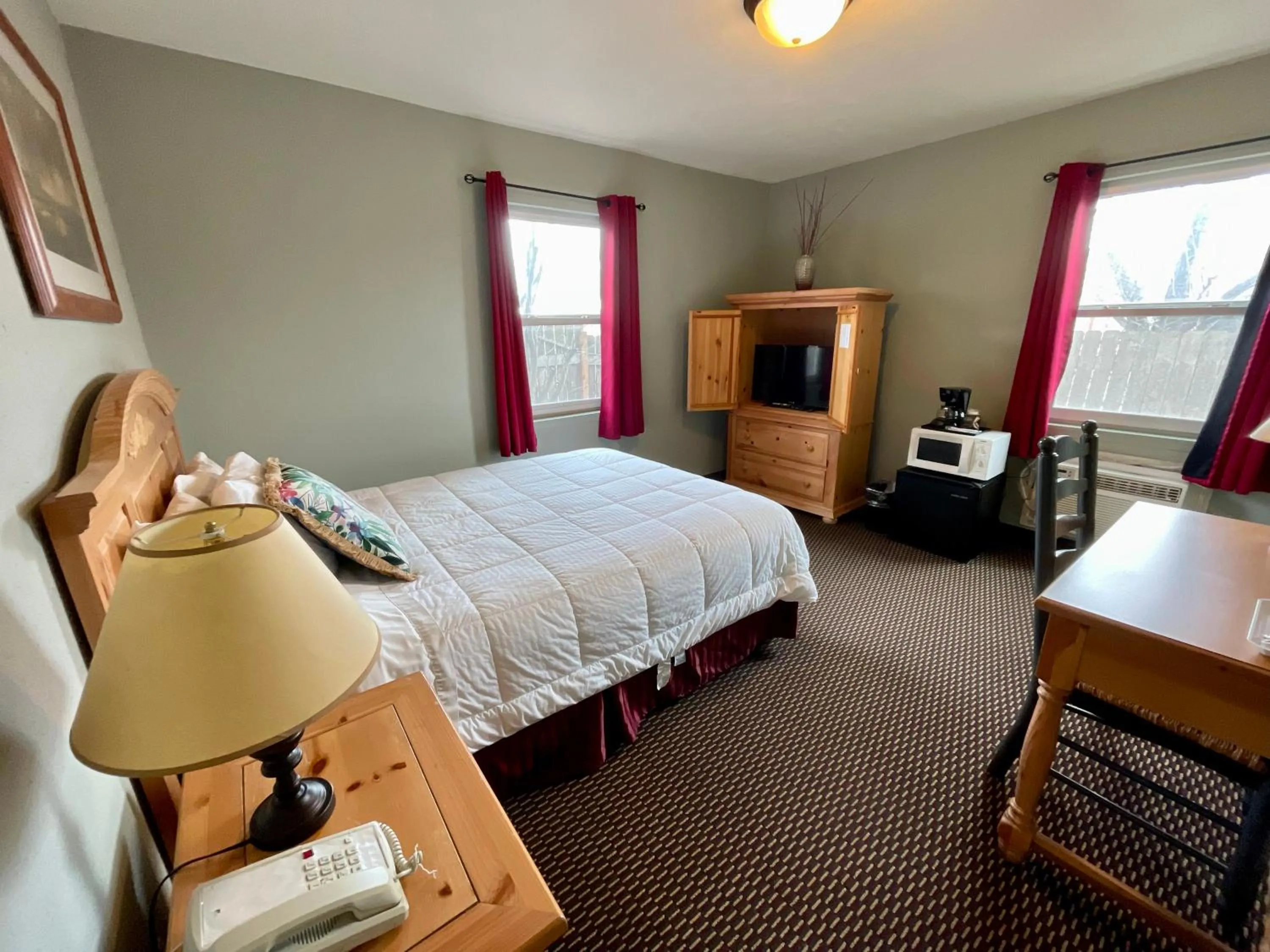 Photo of the whole room, Bed in Rugged Country Lodge