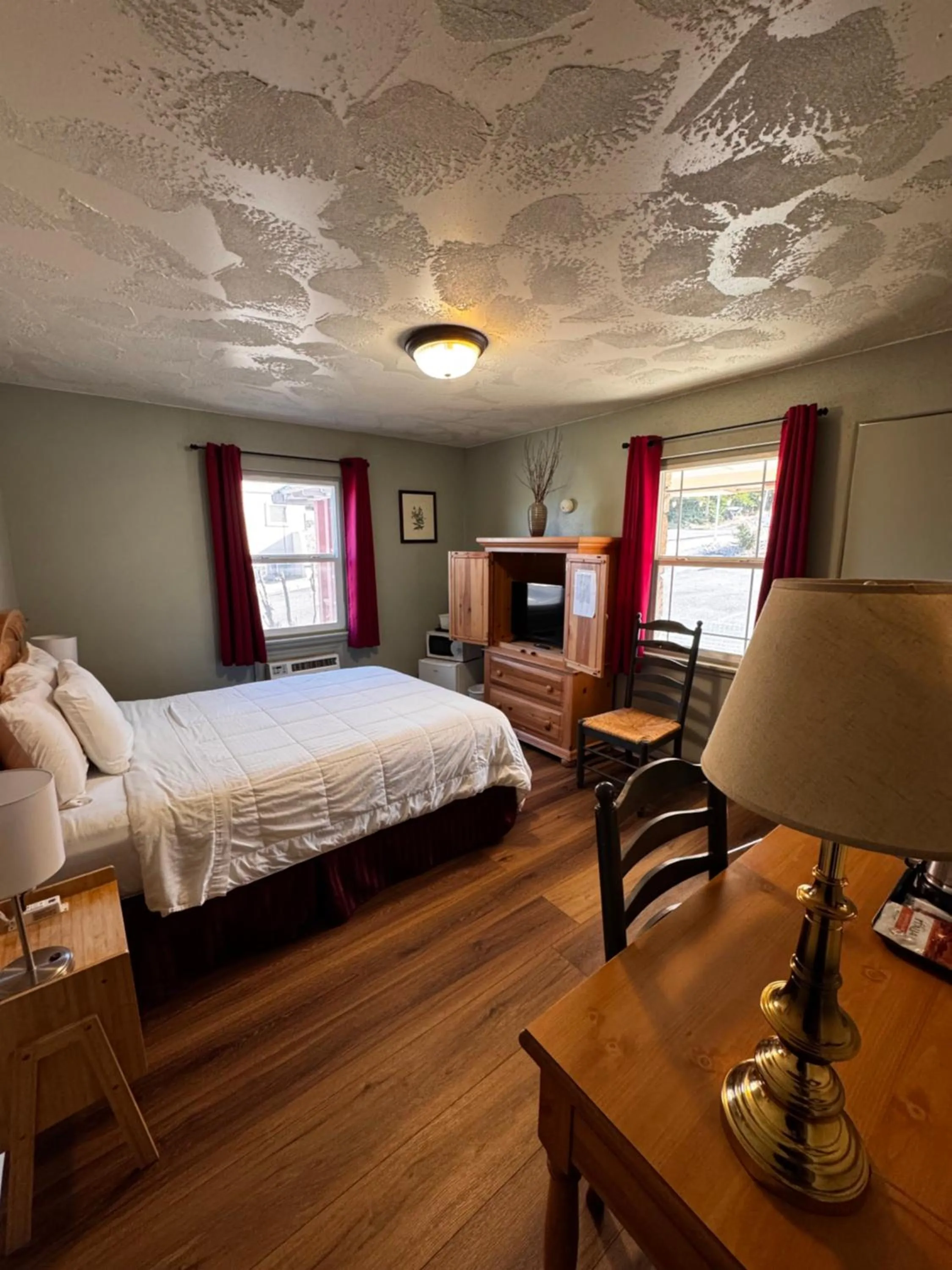 Photo of the whole room, Bed in Rugged Country Lodge
