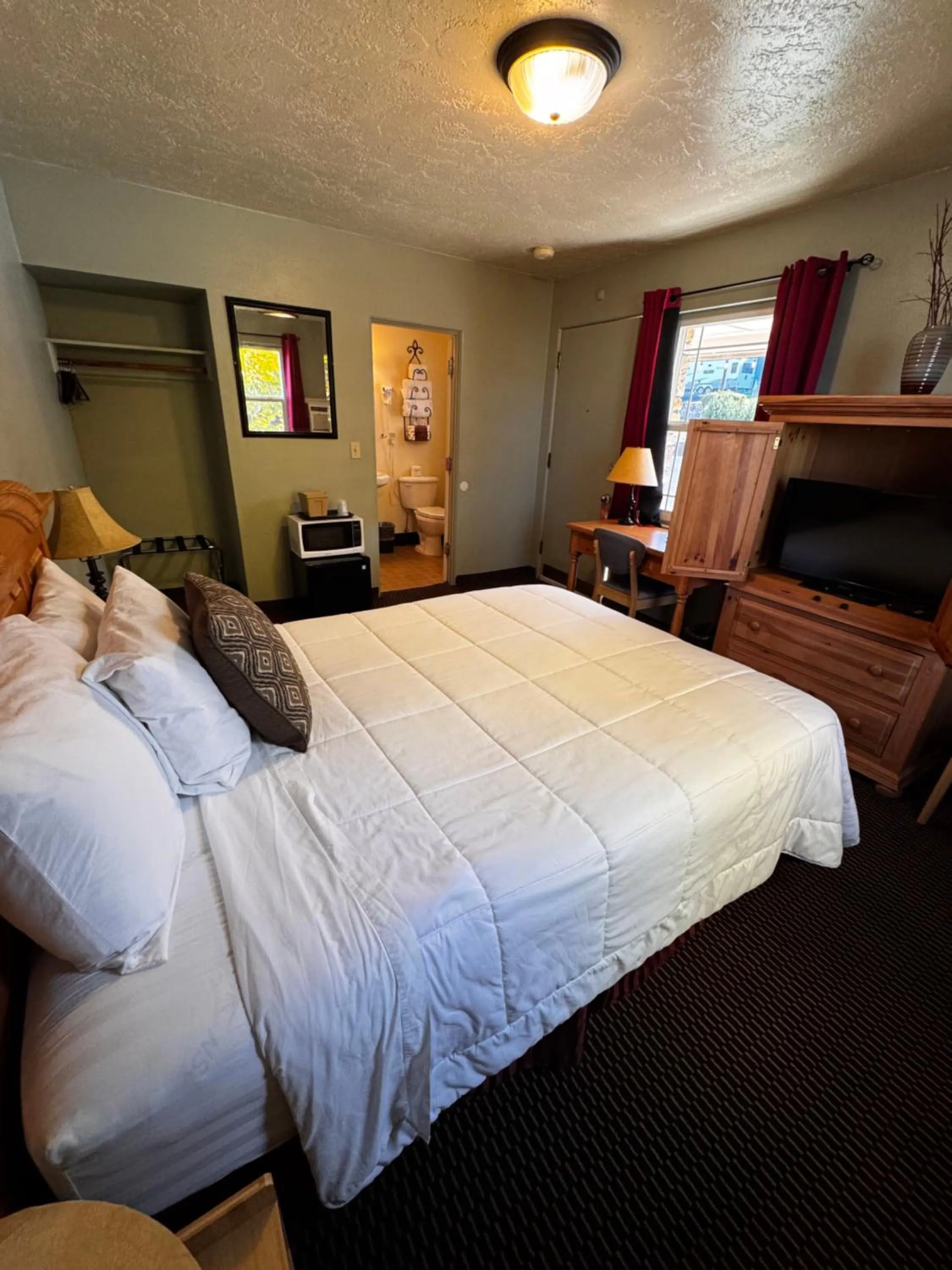 Photo of the whole room, Bed in Rugged Country Lodge