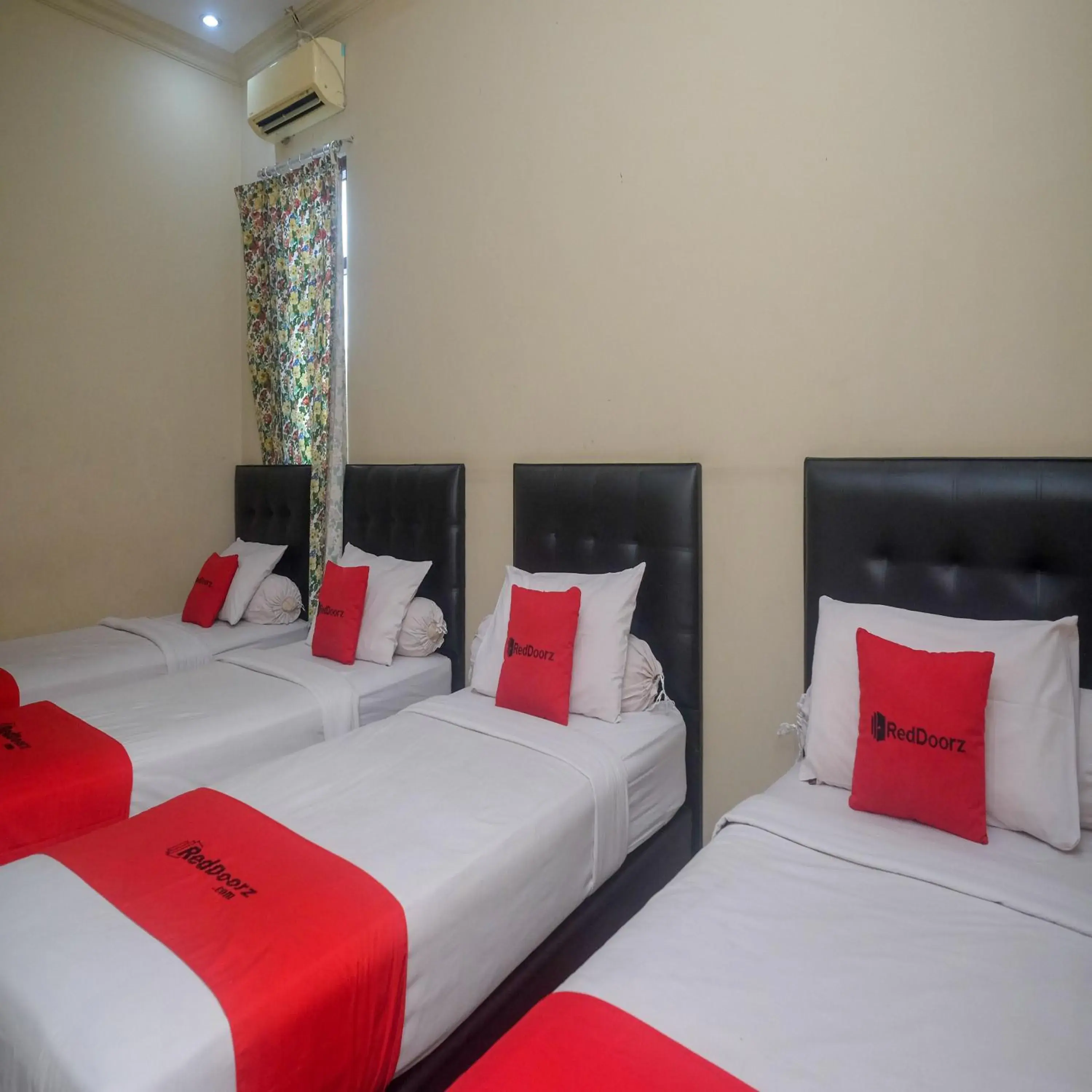 Bedroom, Bed in RedDoorz Plus @ Timoho Bedroom, Bed in RedDoorz Plus @ Timoho