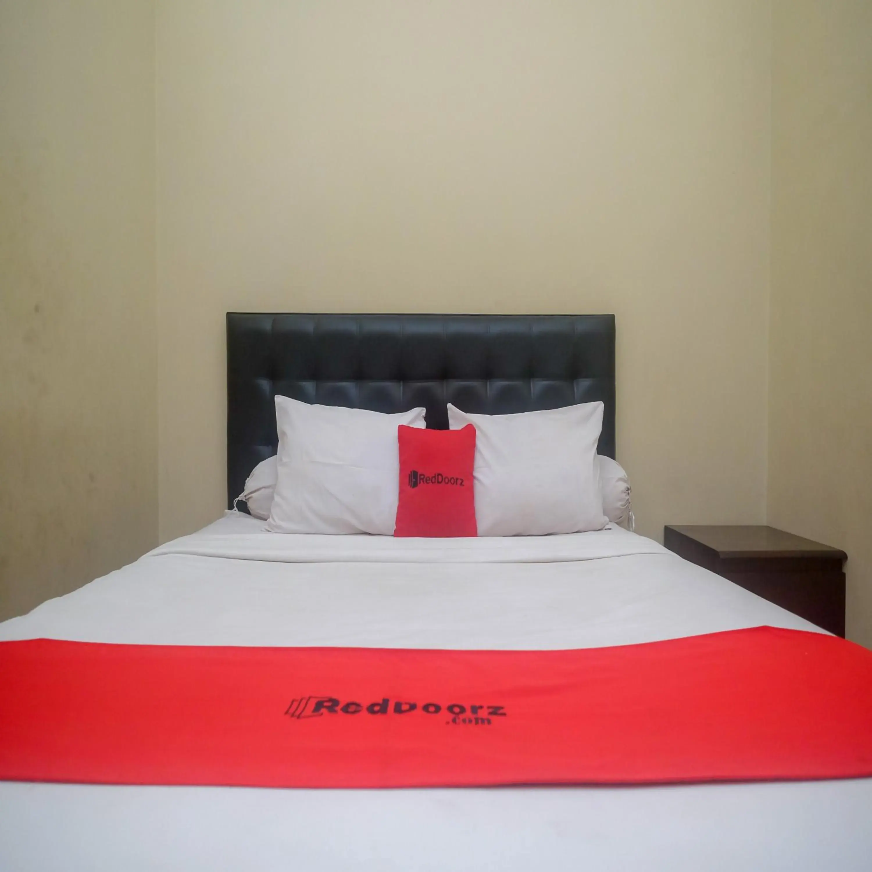 Bedroom, Bed in RedDoorz Plus @ Timoho Bedroom, Bed in RedDoorz Plus @ Timoho