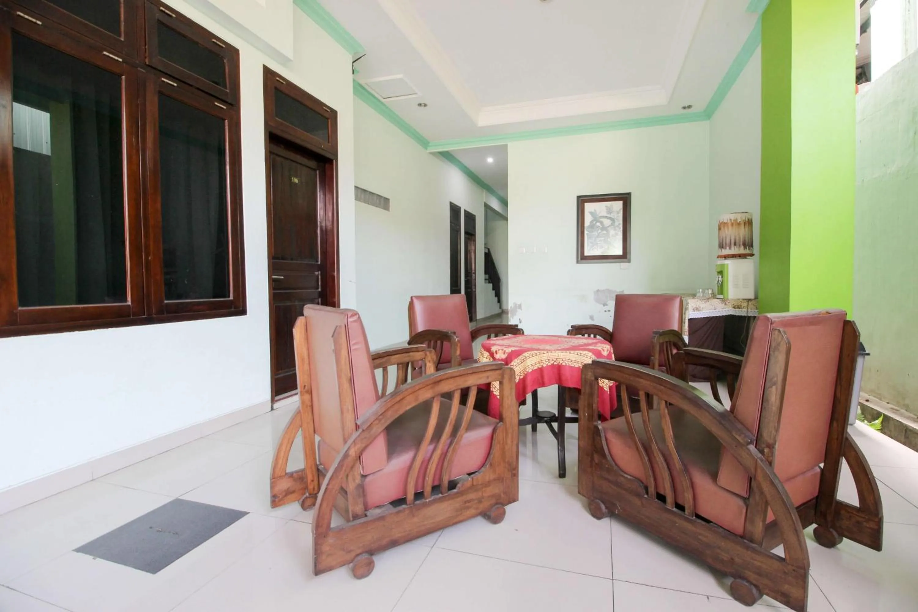 Seating area in RedDoorz Plus @ Timoho