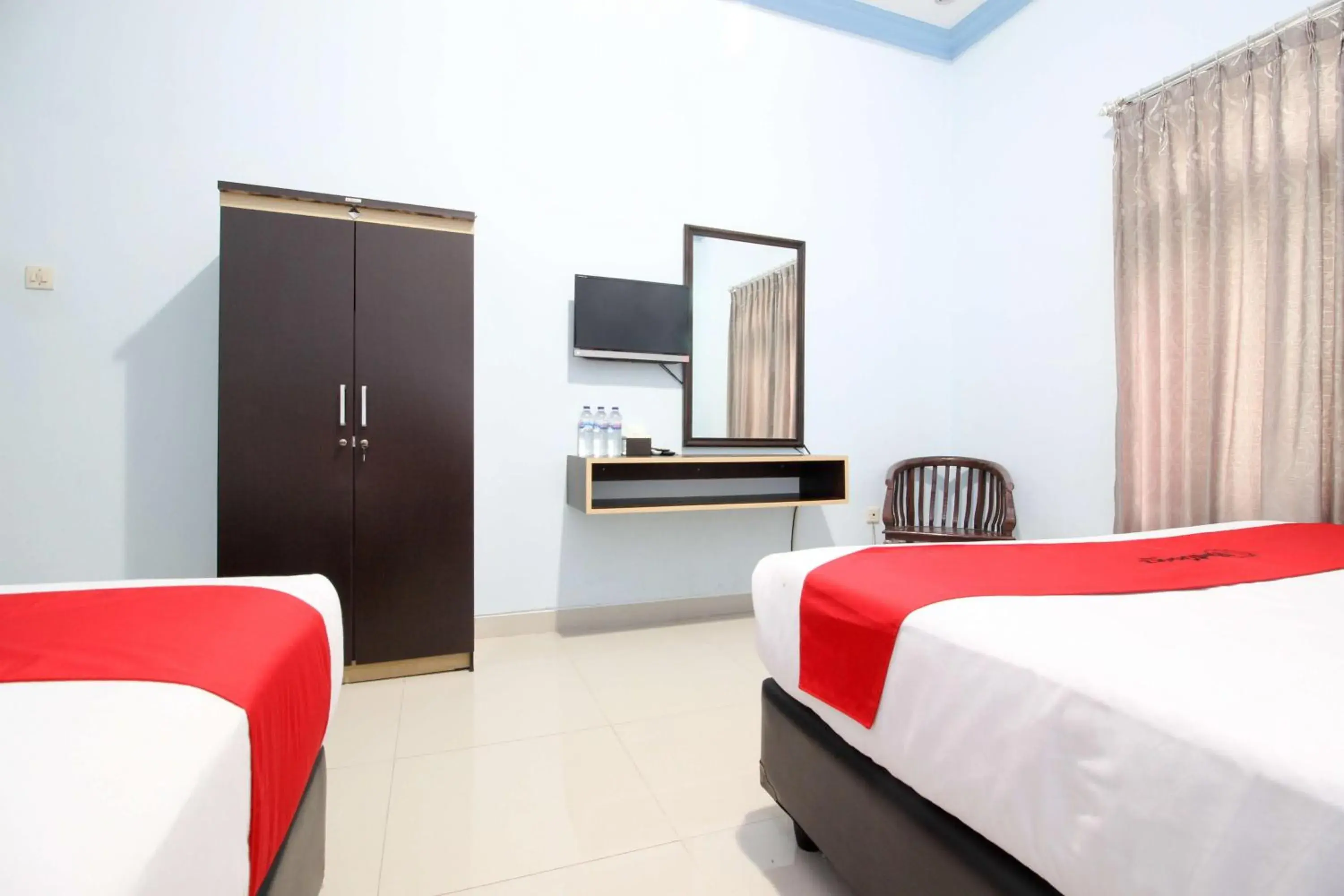 Bedroom, Bed in RedDoorz Plus @ Timoho Bedroom, Bed in RedDoorz Plus @ Timoho