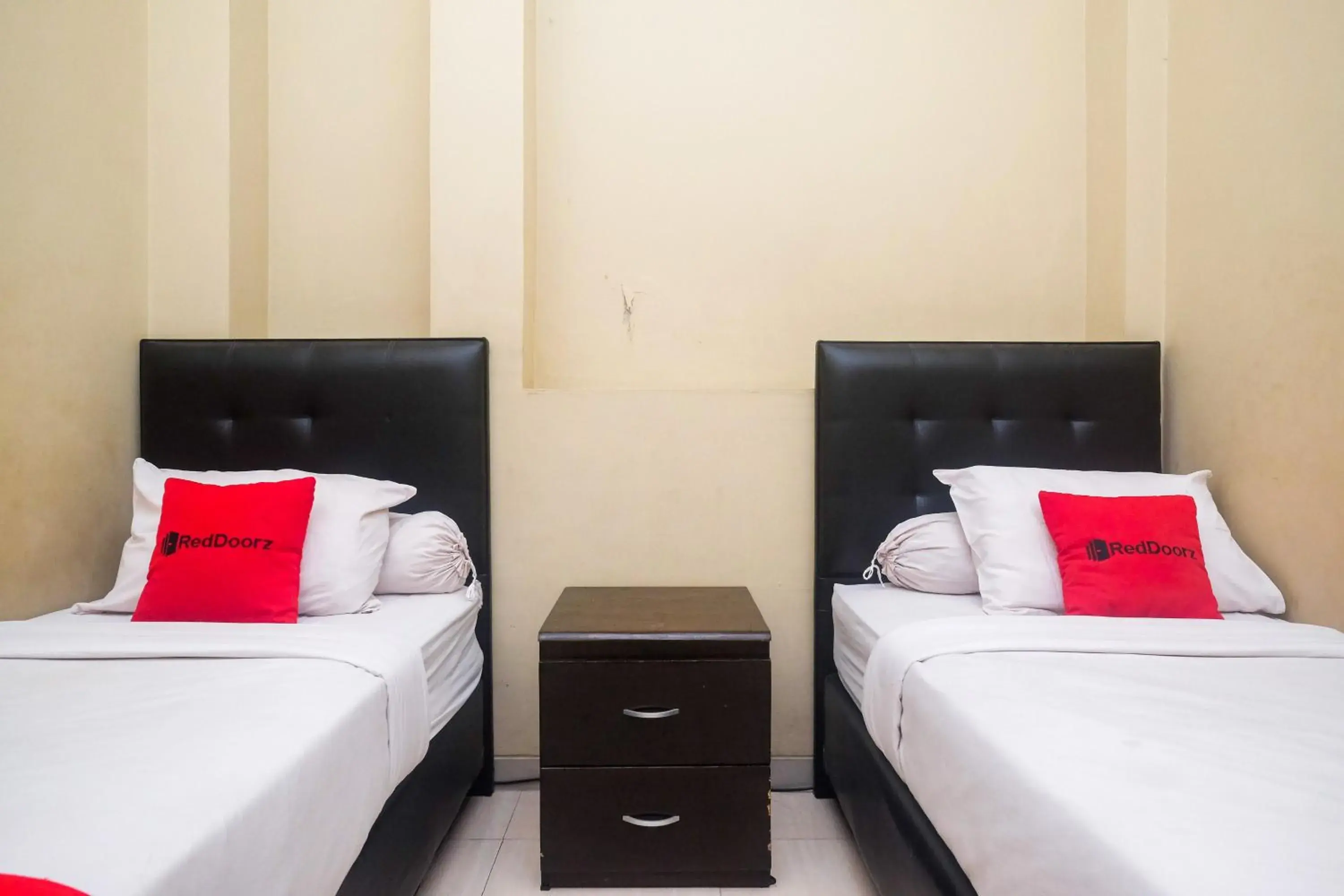 Bedroom, Bed in RedDoorz Plus @ Timoho Bedroom, Bed in RedDoorz Plus @ Timoho