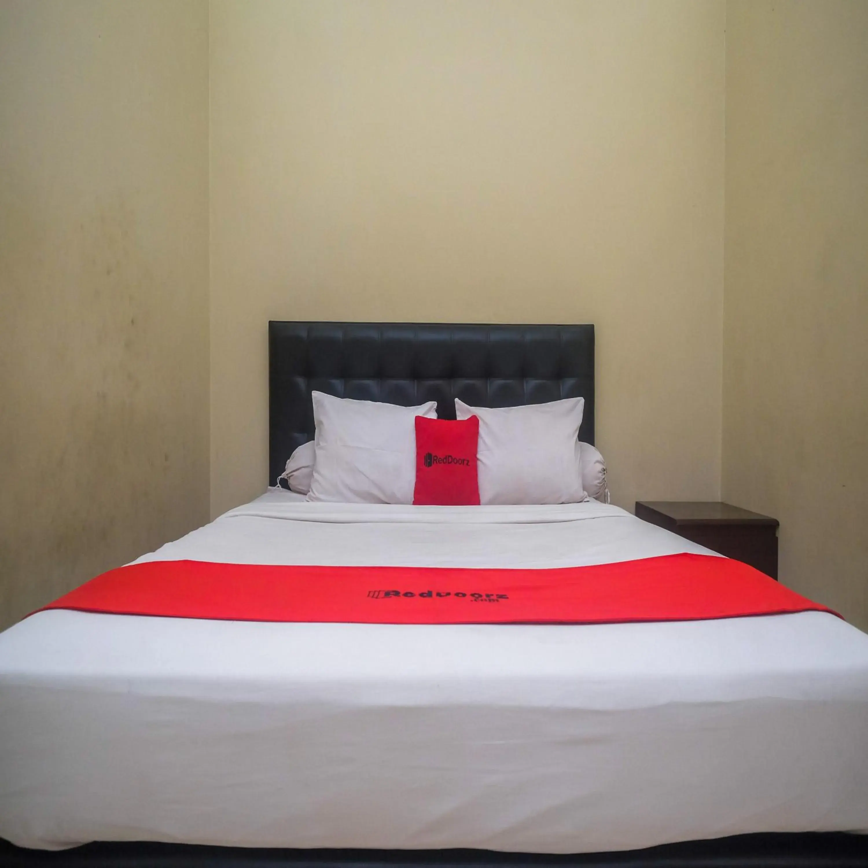 Bedroom, Bed in RedDoorz Plus @ Timoho Bedroom, Bed in RedDoorz Plus @ Timoho