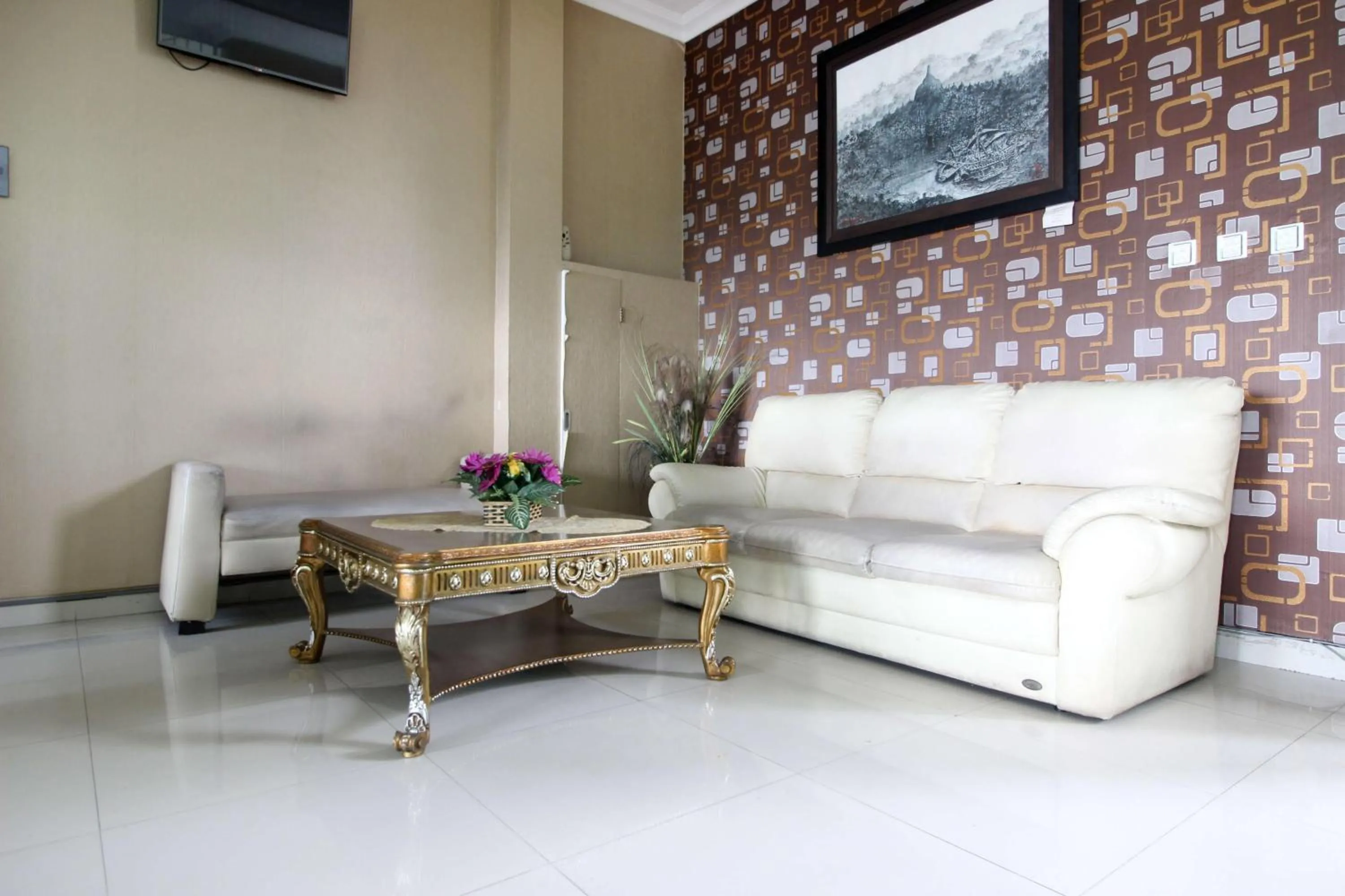 Seating area in RedDoorz Plus @ Timoho