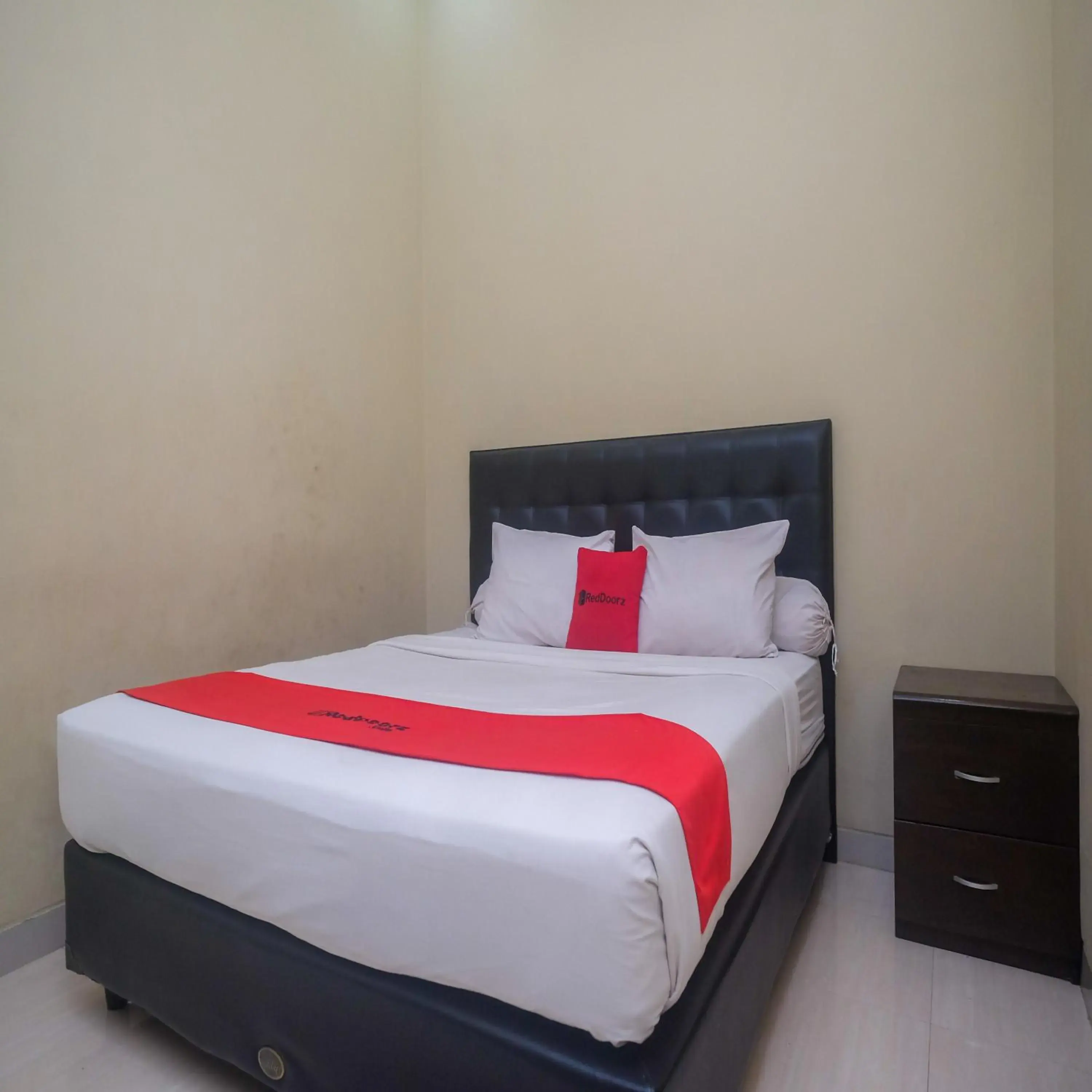 Bedroom, Bed in RedDoorz Plus @ Timoho Bedroom, Bed in RedDoorz Plus @ Timoho