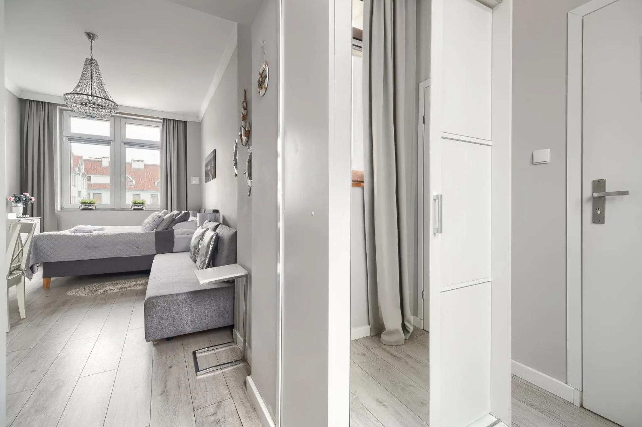 wardrobe, Bed in Stawa Villa & Apart