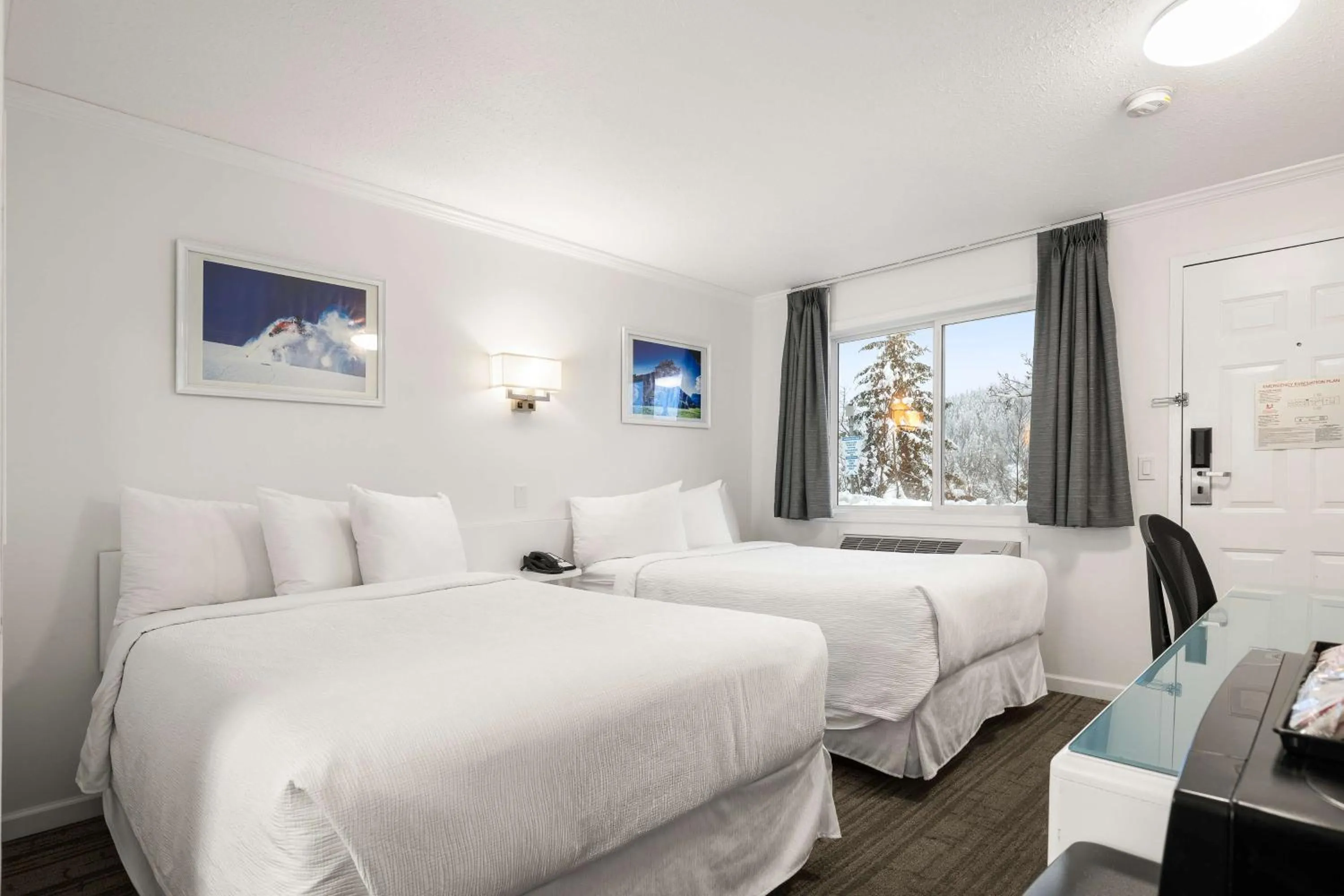 Bedroom, Bed in SureStay Hotel by Best Western Rossland Red Mountain