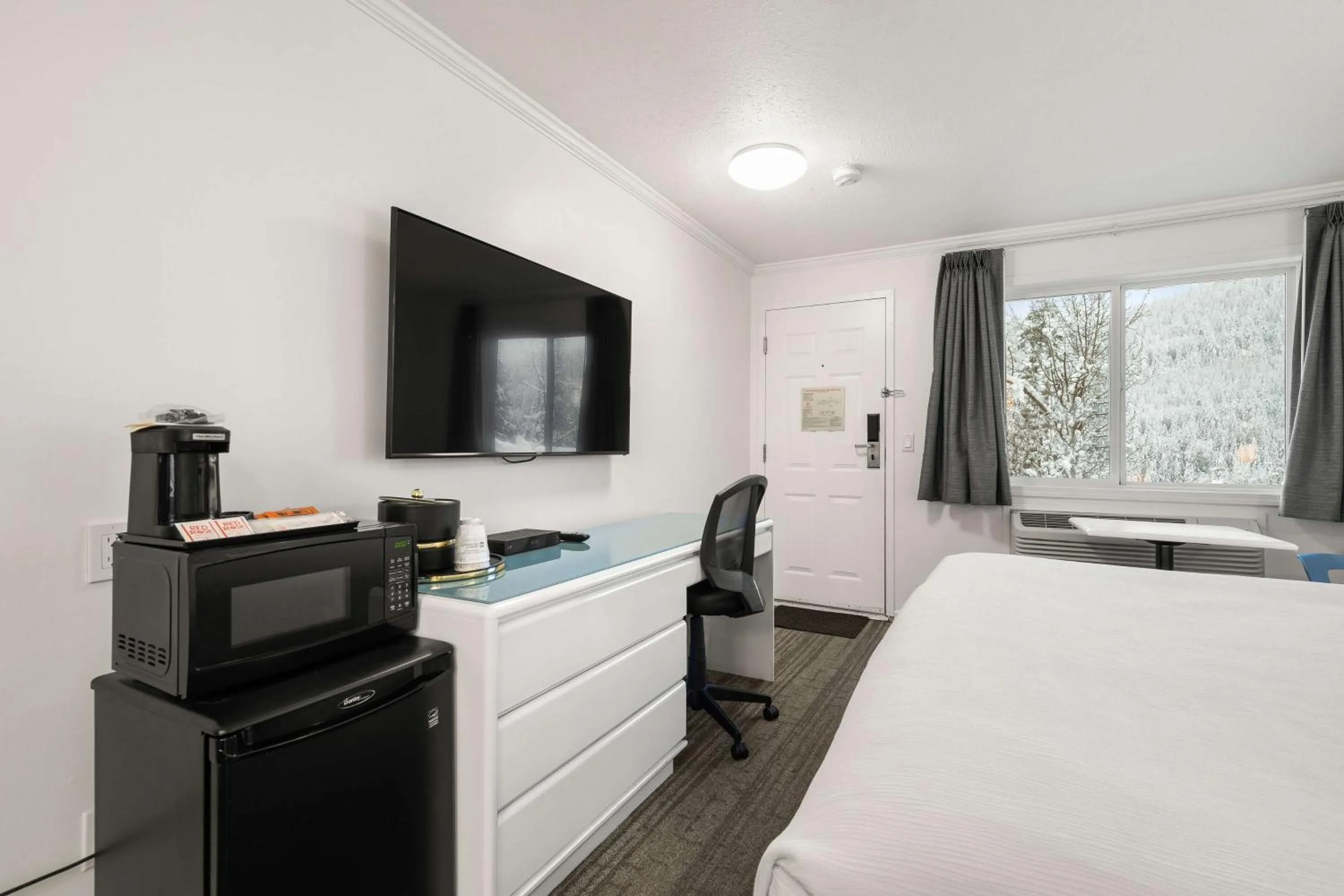 Bedroom, Bed in SureStay Hotel by Best Western Rossland Red Mountain