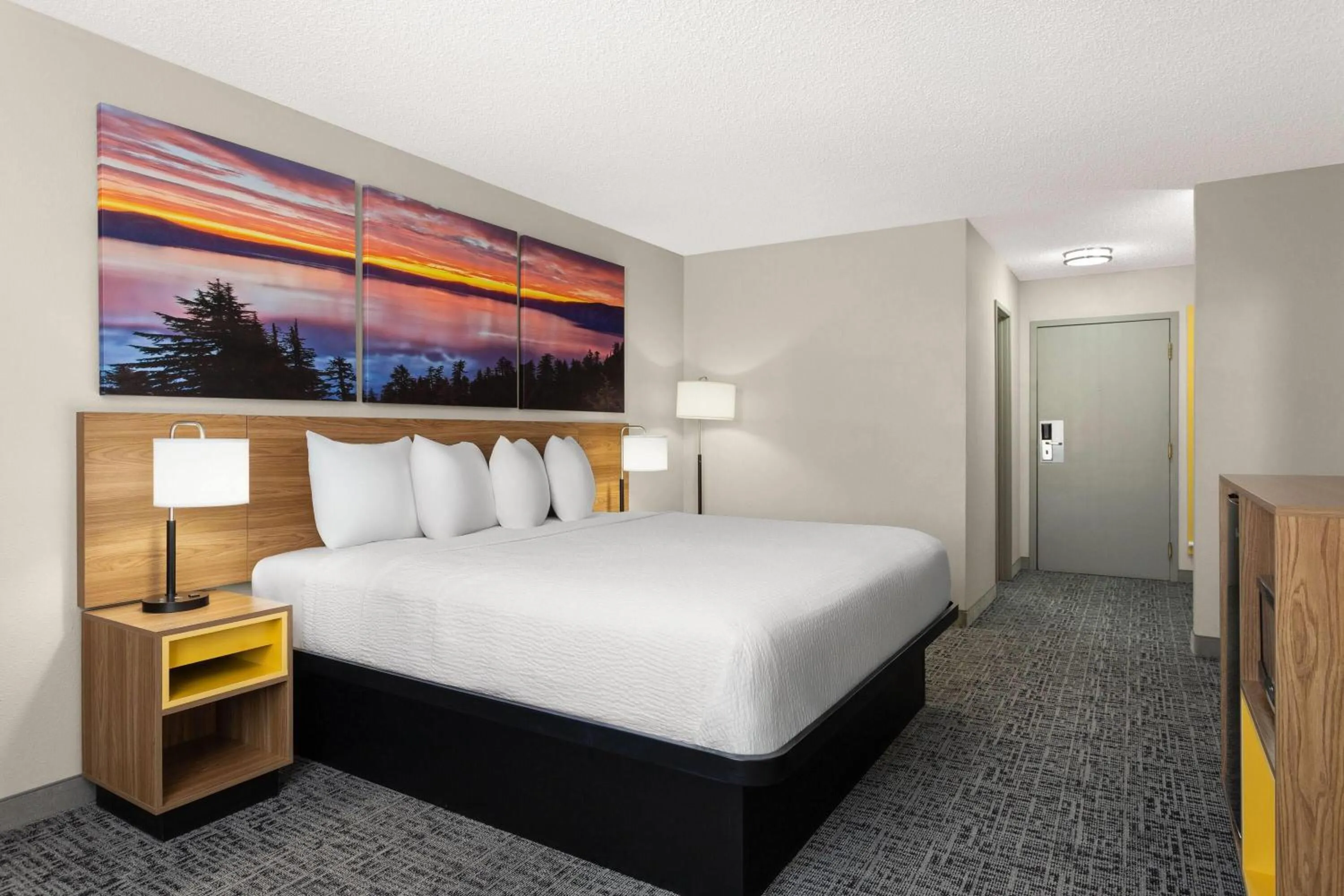 Photo of the whole room, Bed in Days Inn by Wyndham Rawlins