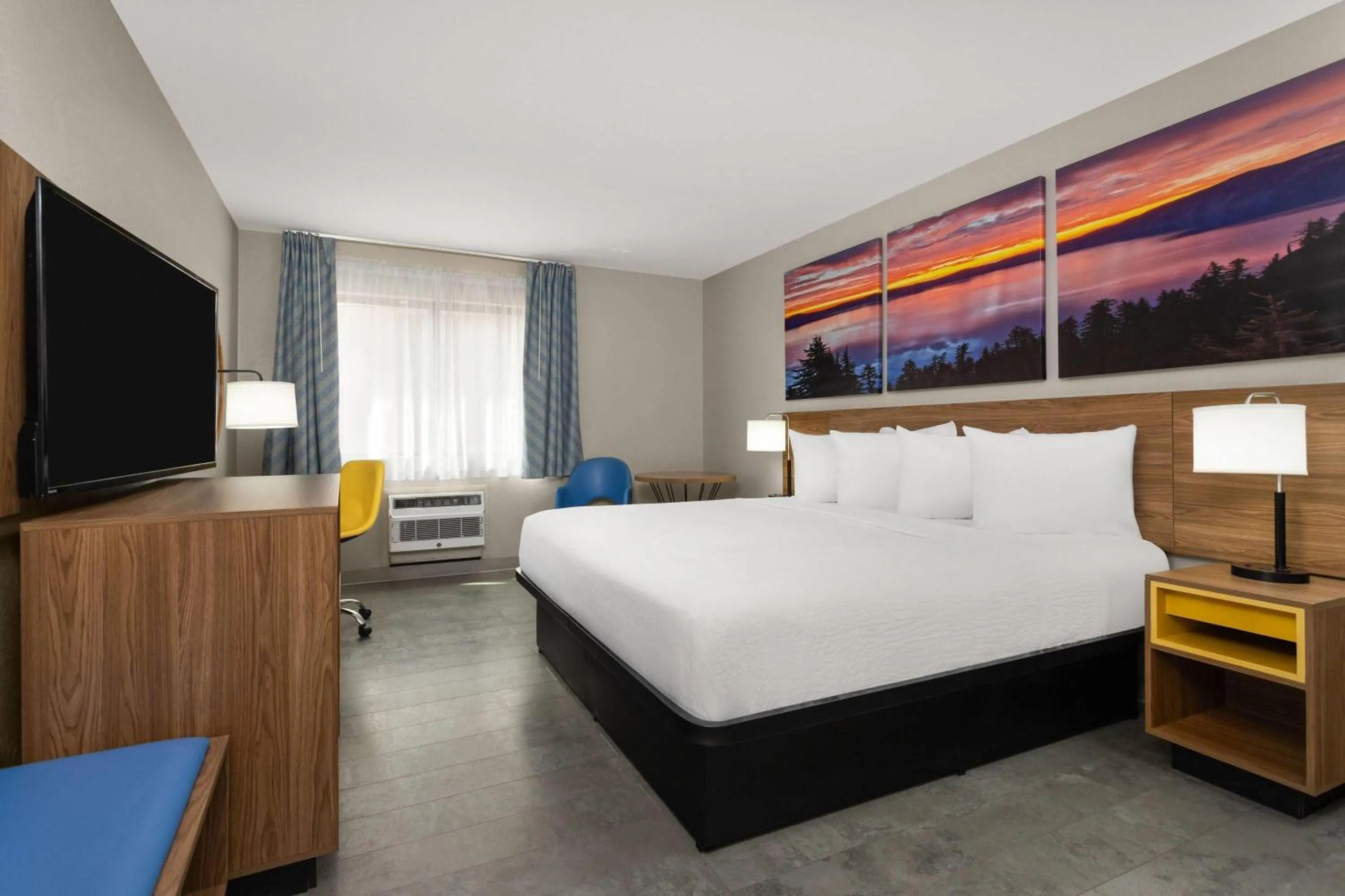 Photo of the whole room, Bed in Days Inn by Wyndham Rawlins