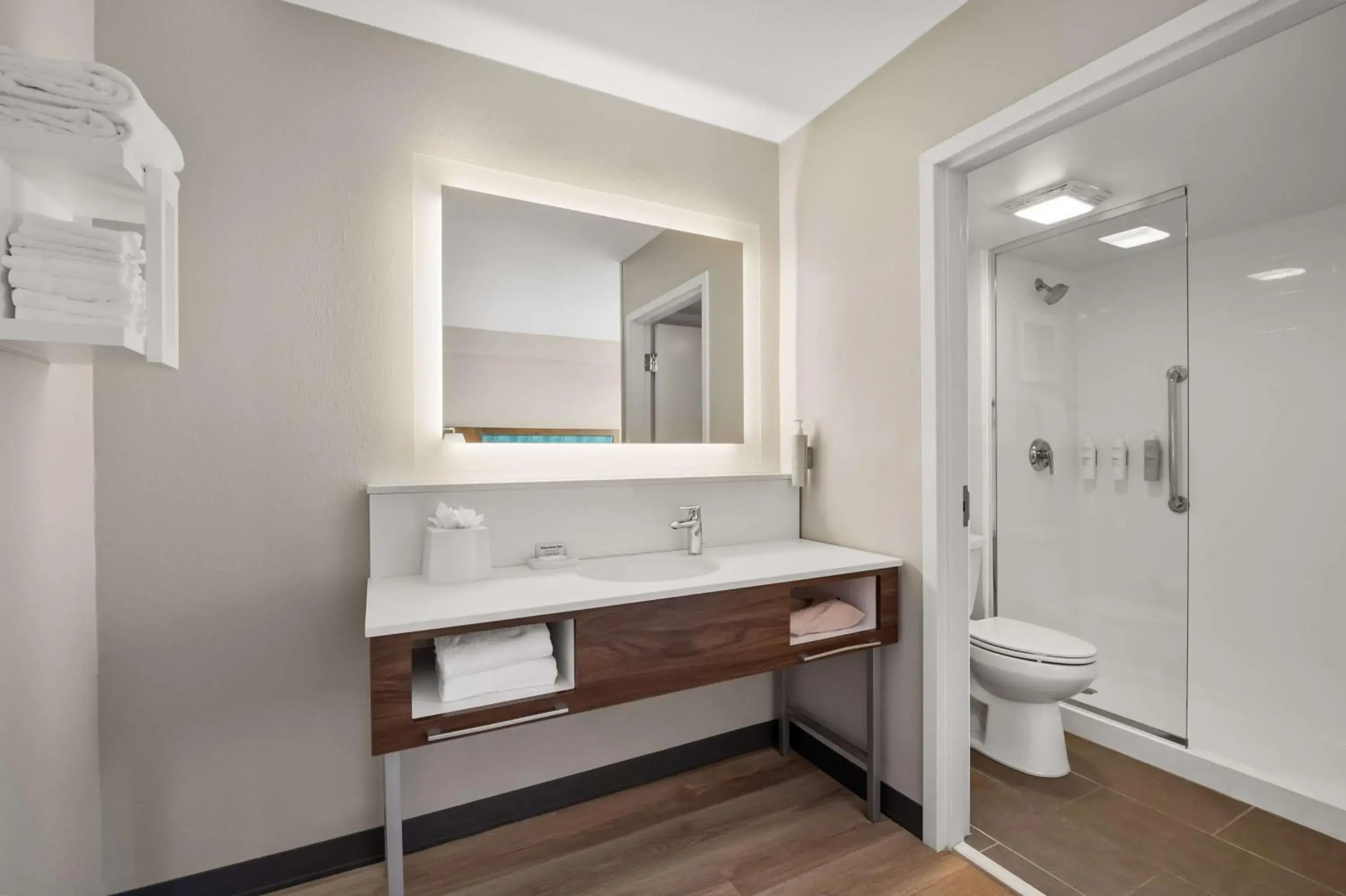 Bathroom in Hampton Inn Weston Fort Lauderdale Bathroom in Hampton Inn Weston Fort Lauderdale