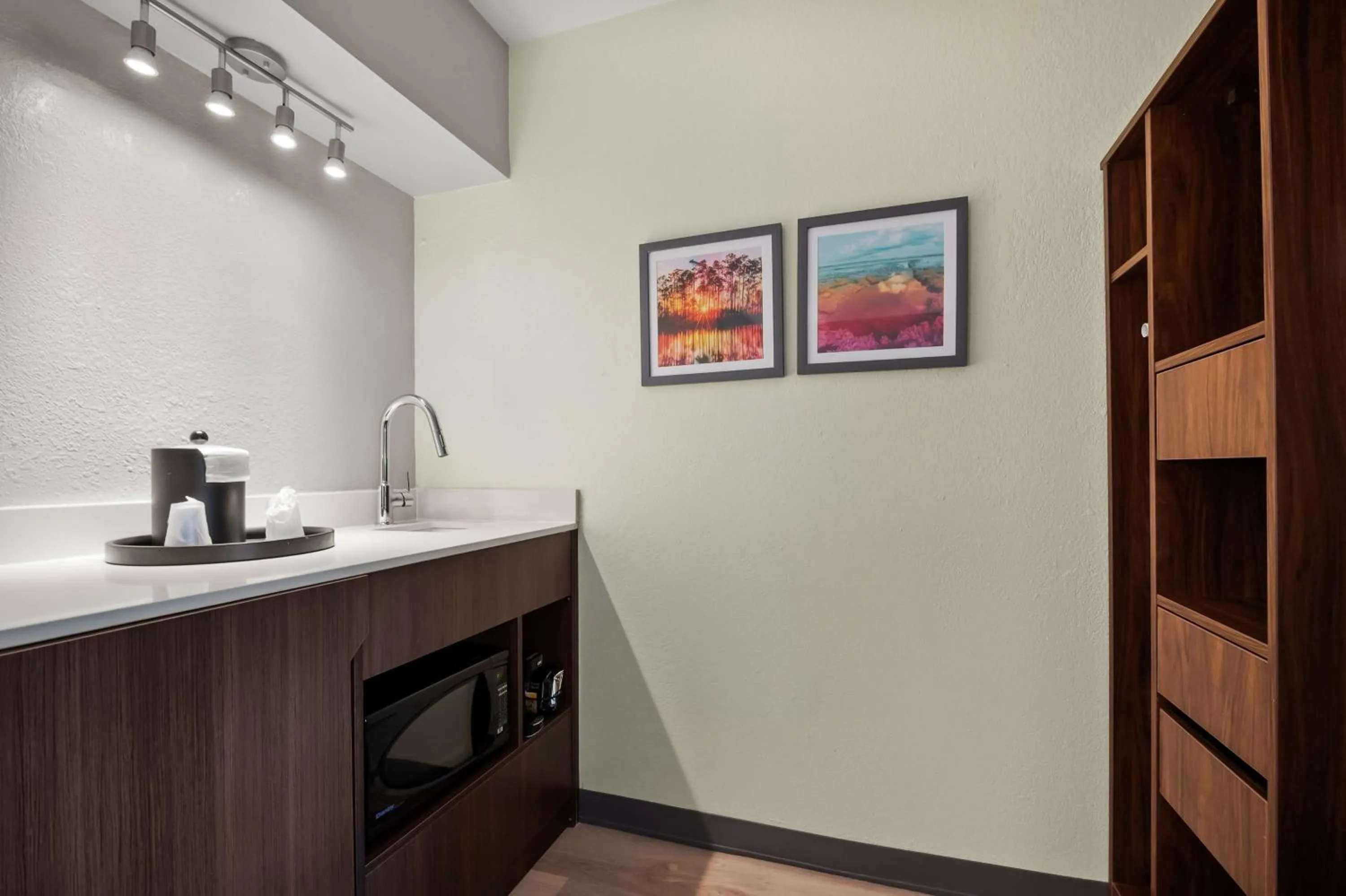 Photo of the whole room in Hampton Inn Weston Fort Lauderdale