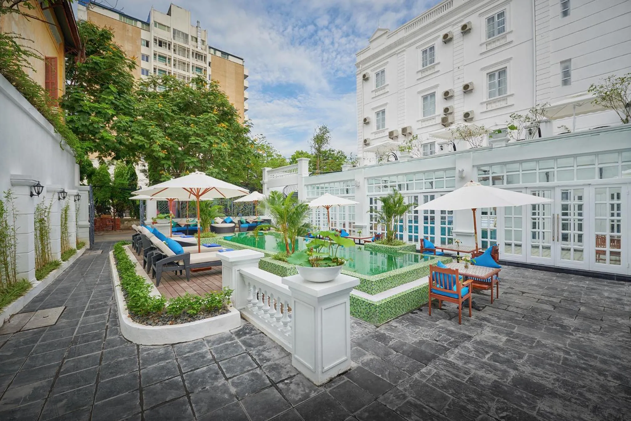 Swimming pool in Manoir Des Arts Hotel