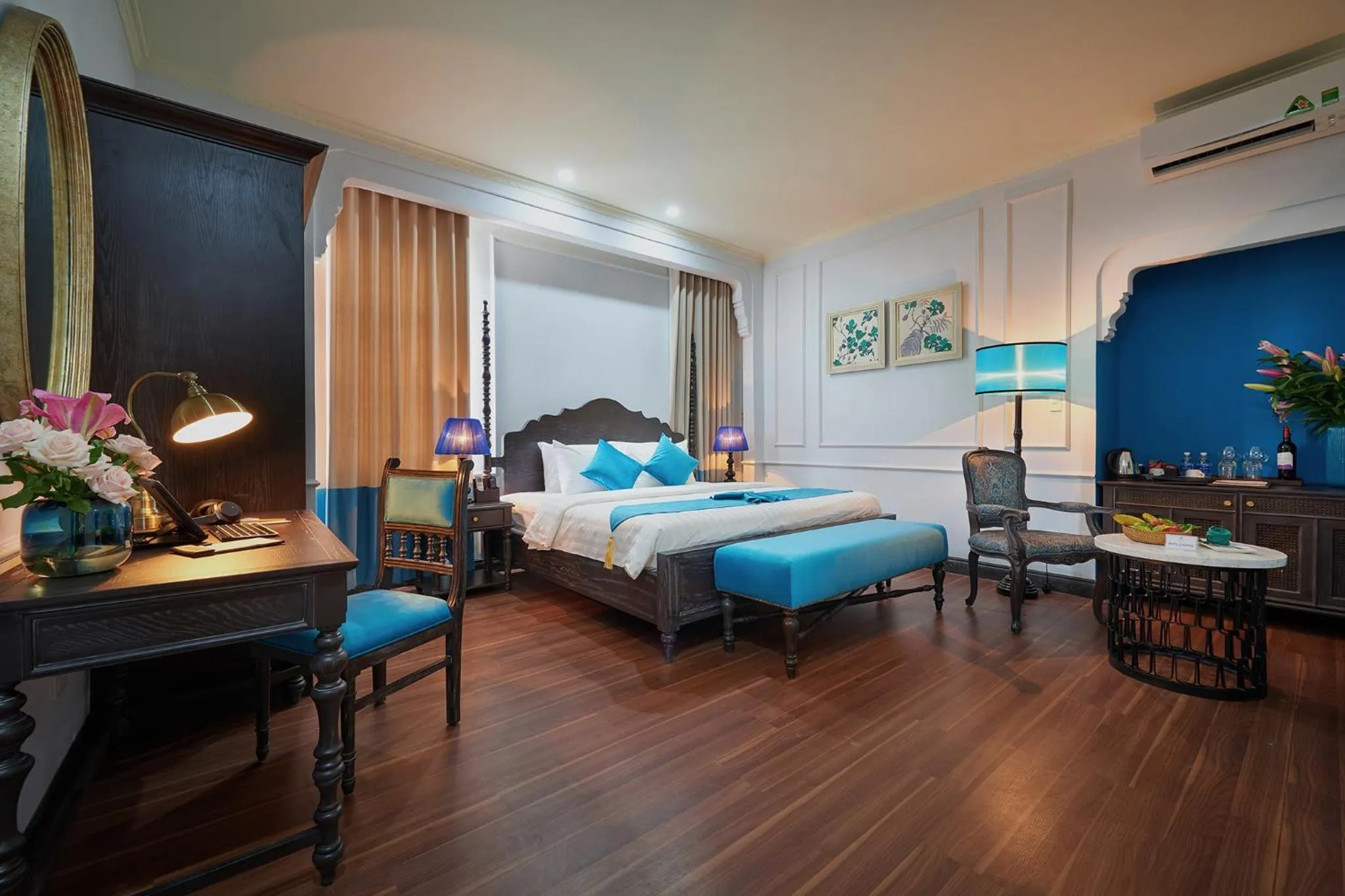 Photo of the whole room, Bed in Manoir Des Arts Hotel