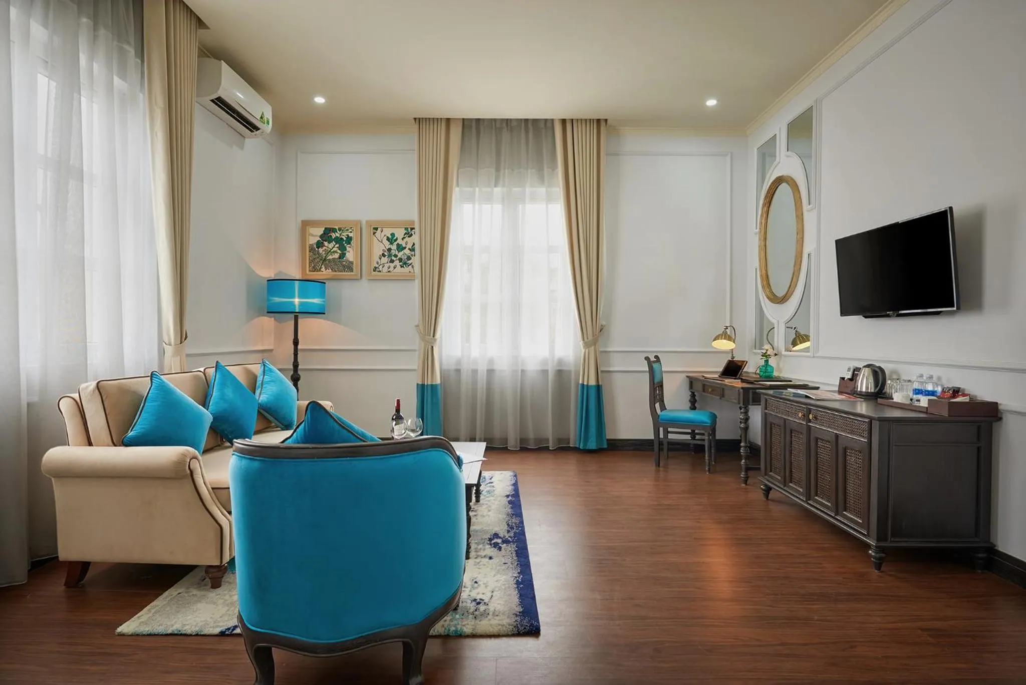 Living room in Manoir Des Arts Hotel