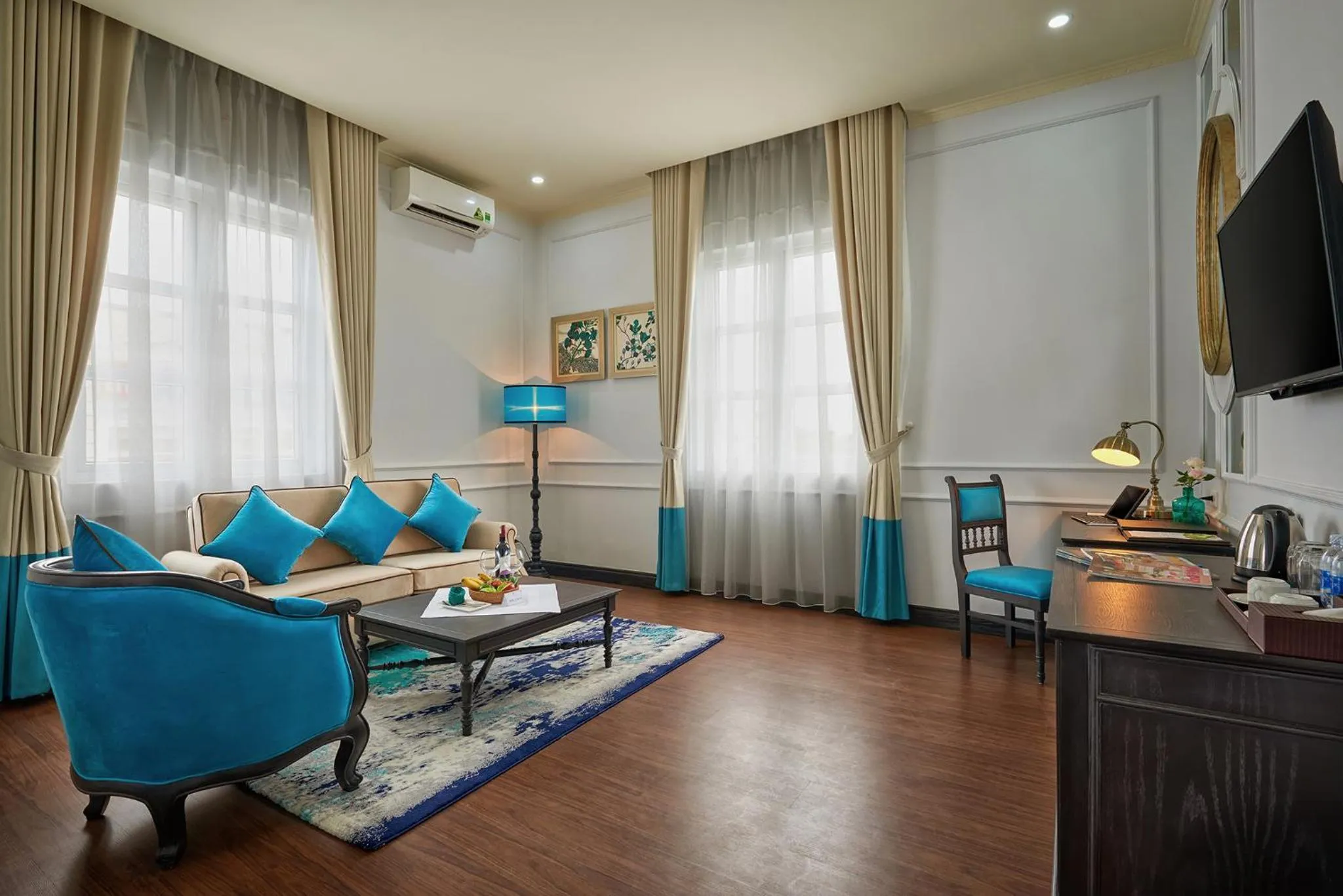 Living room in Manoir Des Arts Hotel