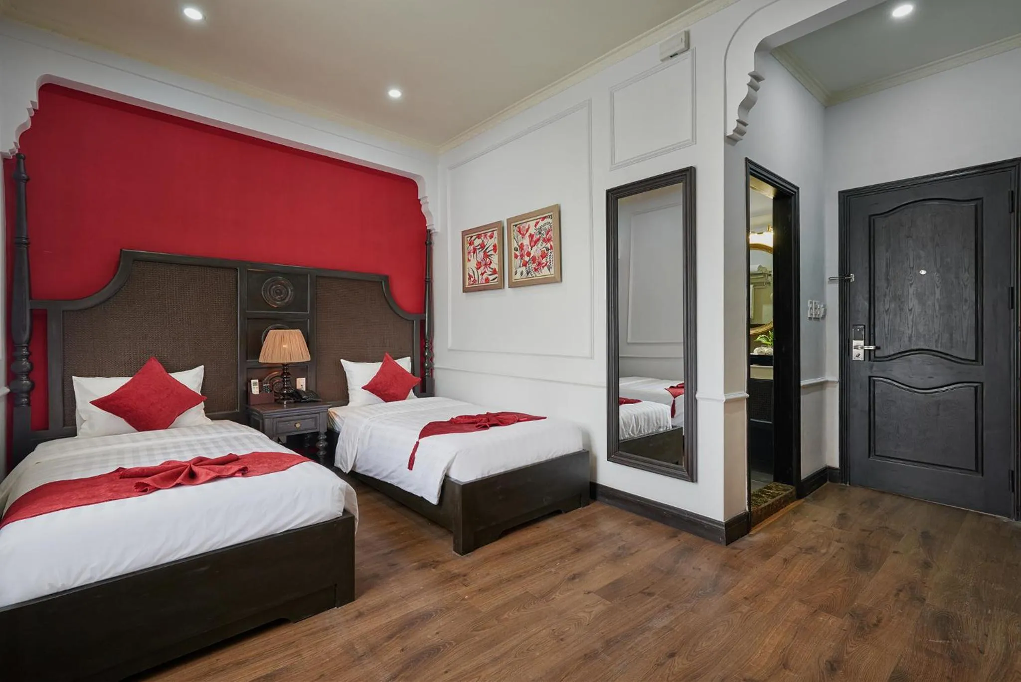 Photo of the whole room, Bed in Manoir Des Arts Hotel