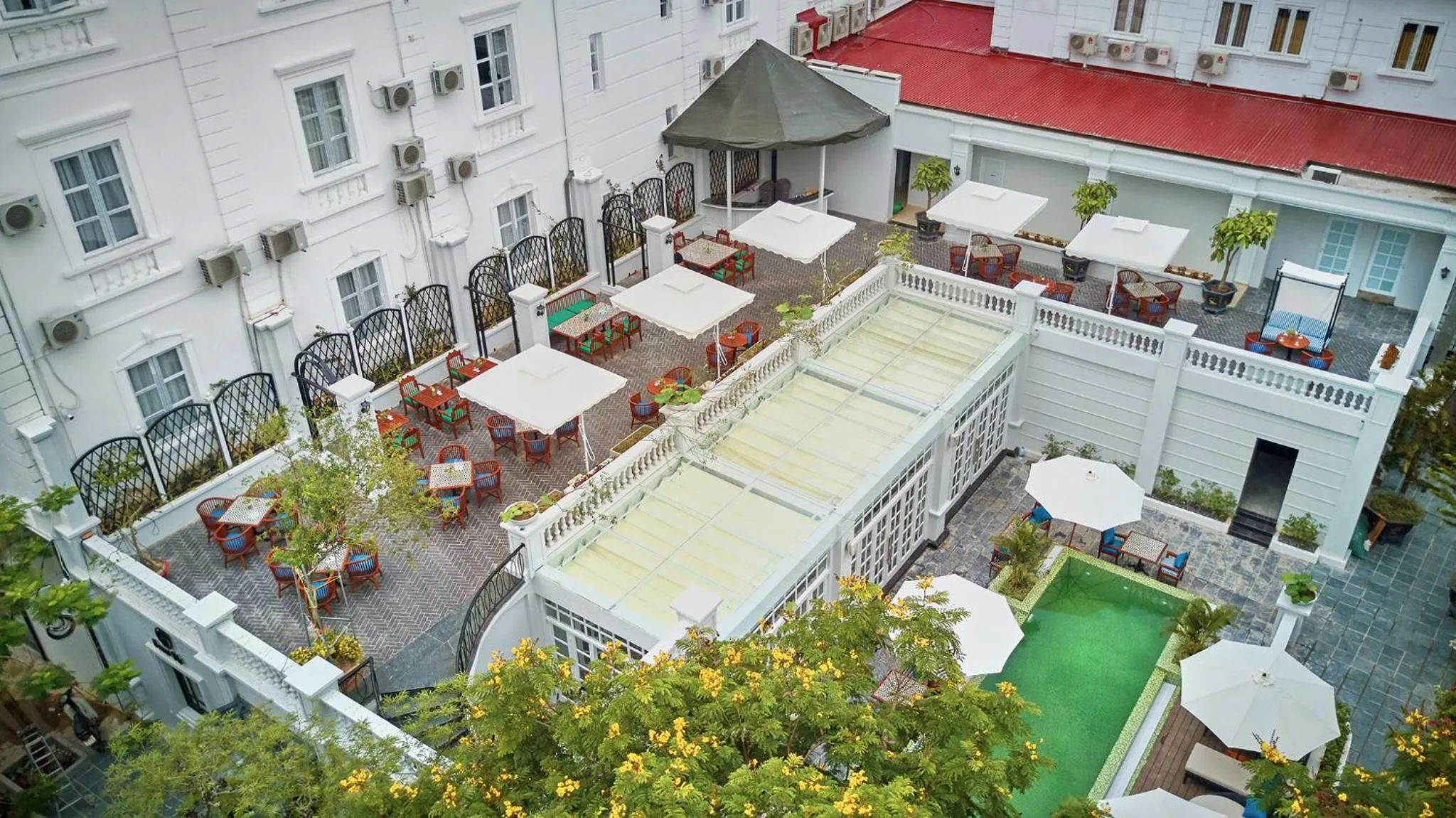 Property building in Manoir Des Arts Hotel