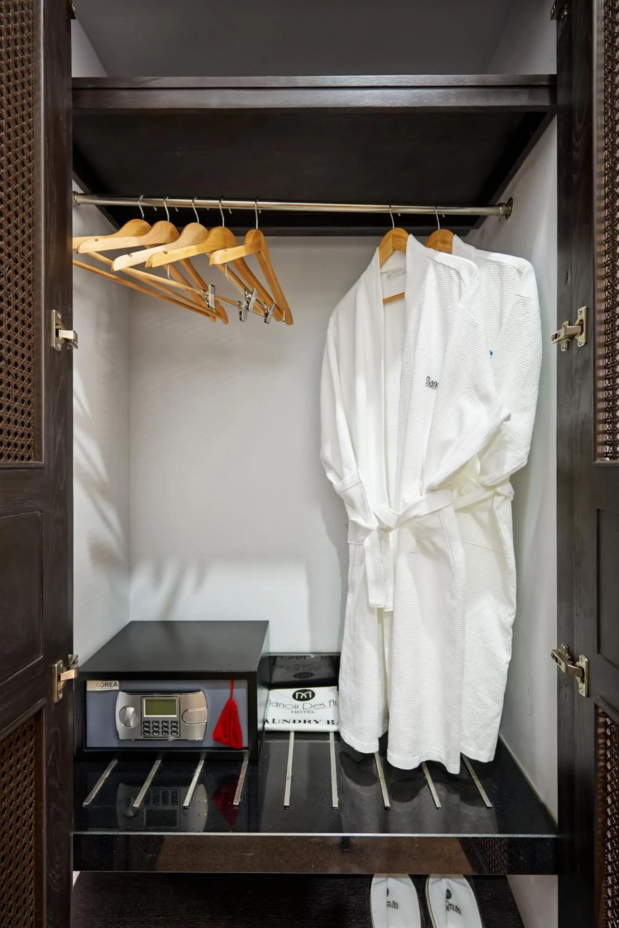 wardrobe in Manoir Des Arts Hotel