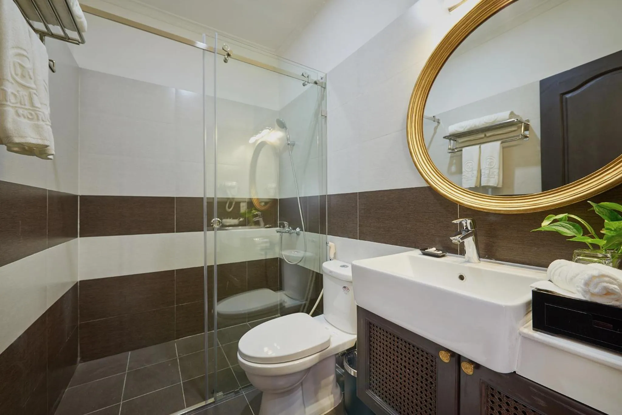 Toilet in Manoir Des Arts Hotel