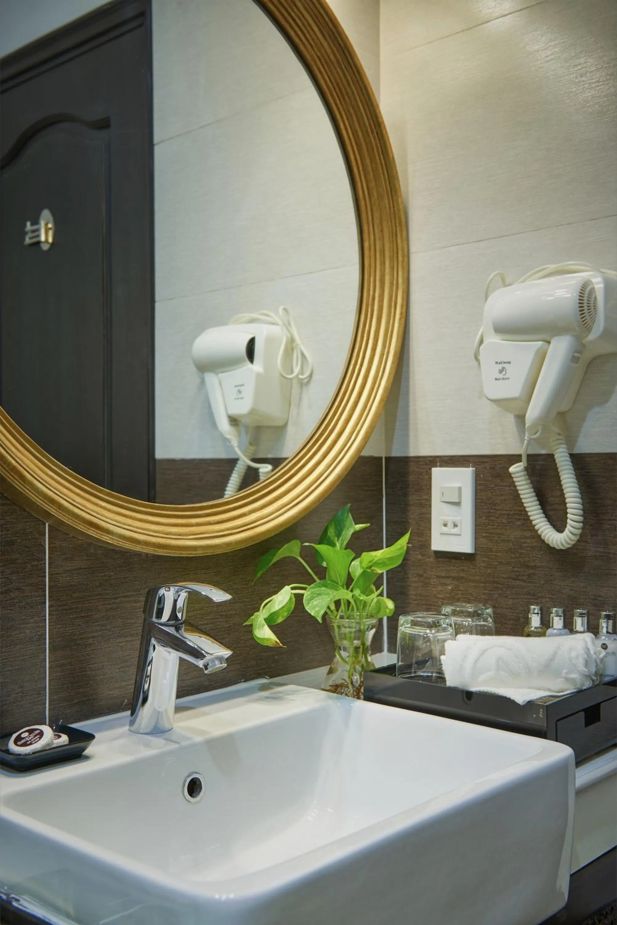 Bathroom in Manoir Des Arts Hotel