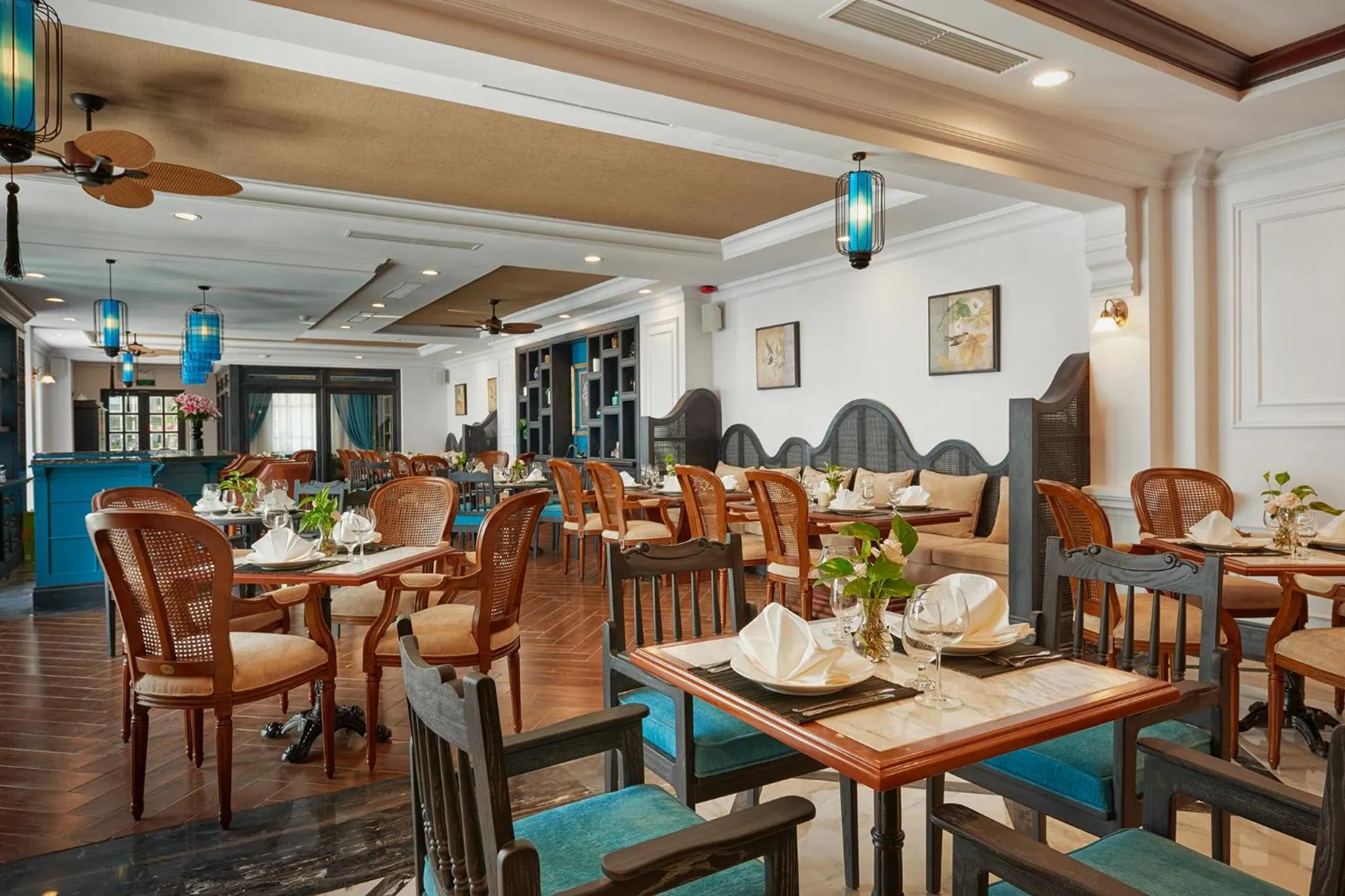 Restaurant/places to eat in Manoir Des Arts Hotel