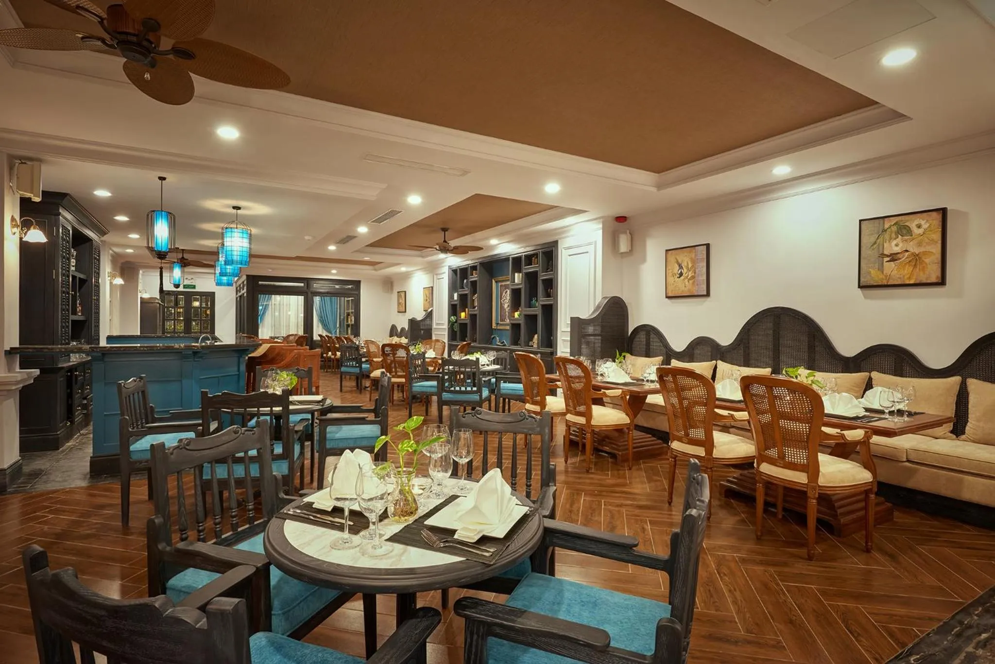 Restaurant/places to eat in Manoir Des Arts Hotel