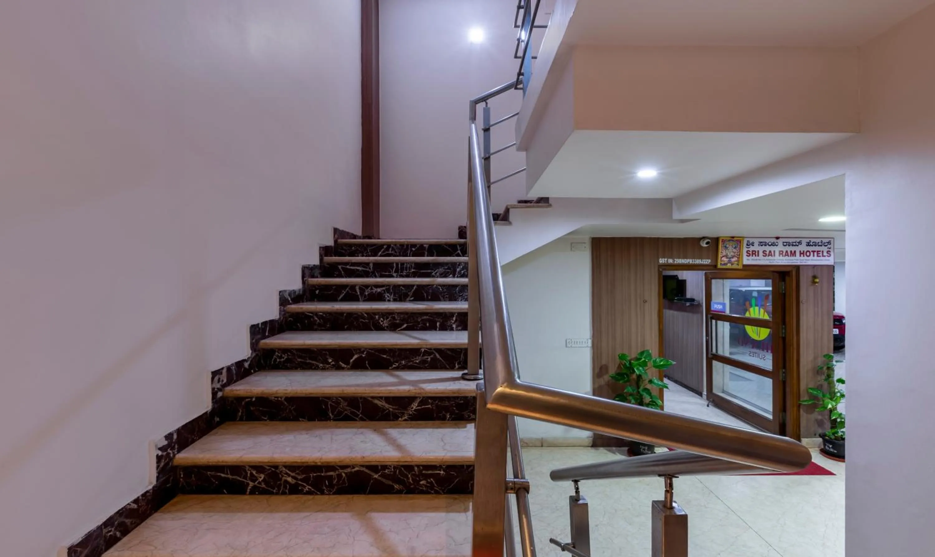 Lobby or reception in Itsy Hotels Hiland Suites