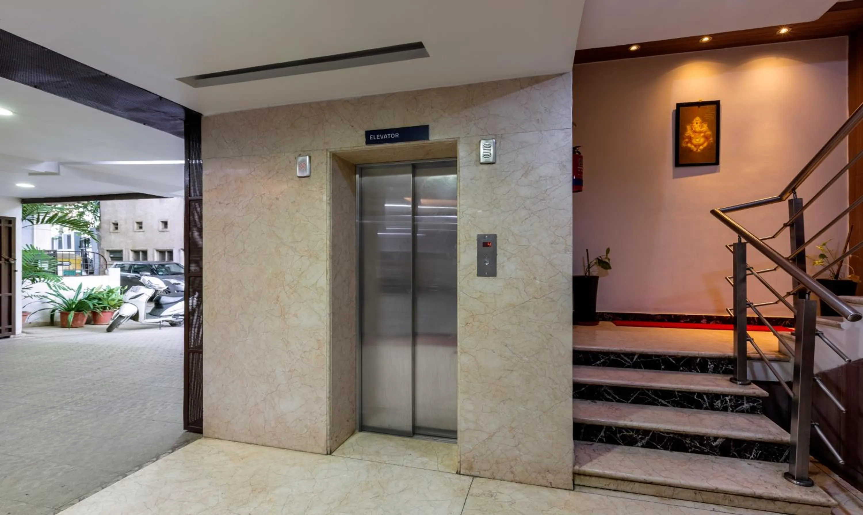 elevator in Itsy Hotels Hiland Suites