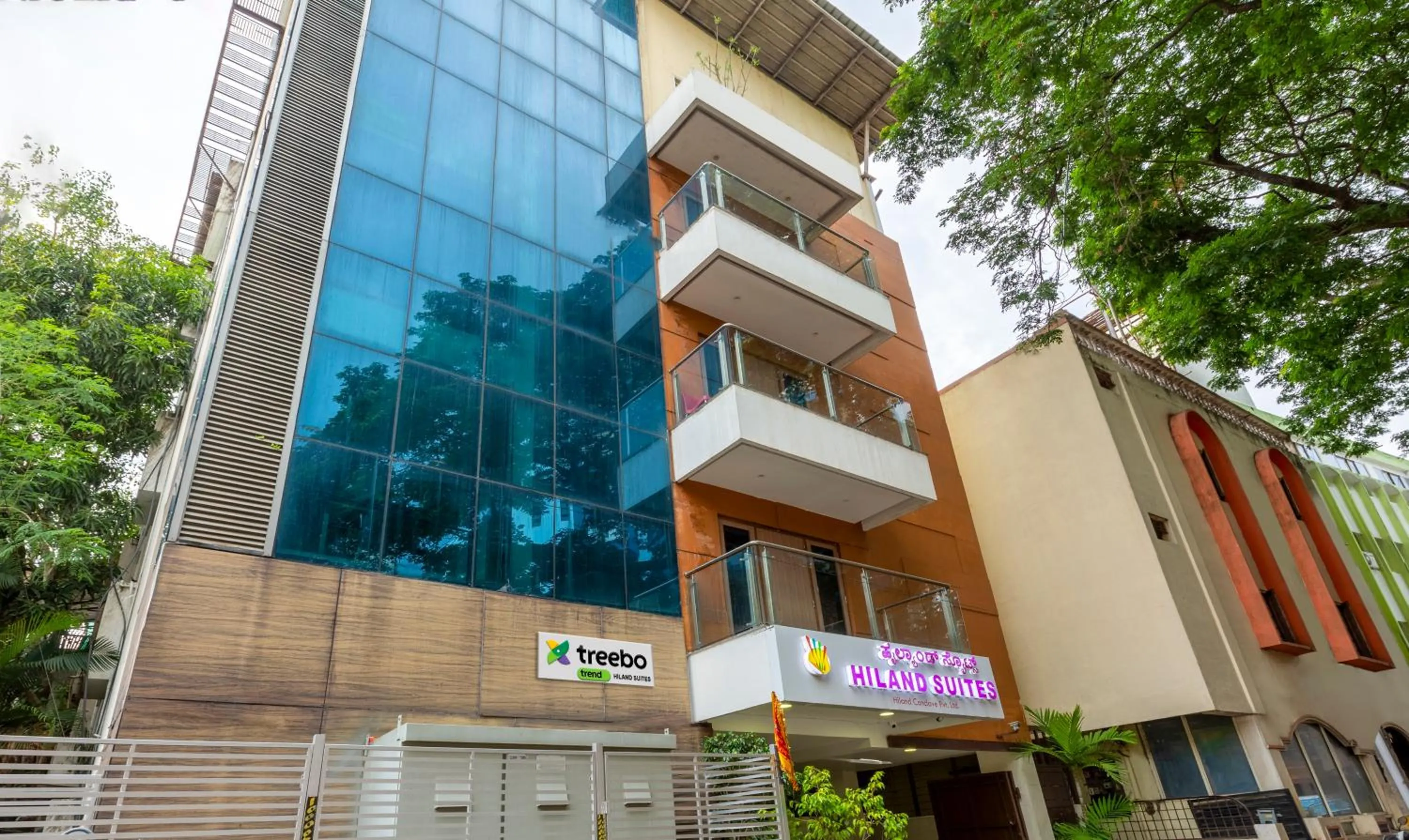 Property building in Itsy Hotels Hiland Suites