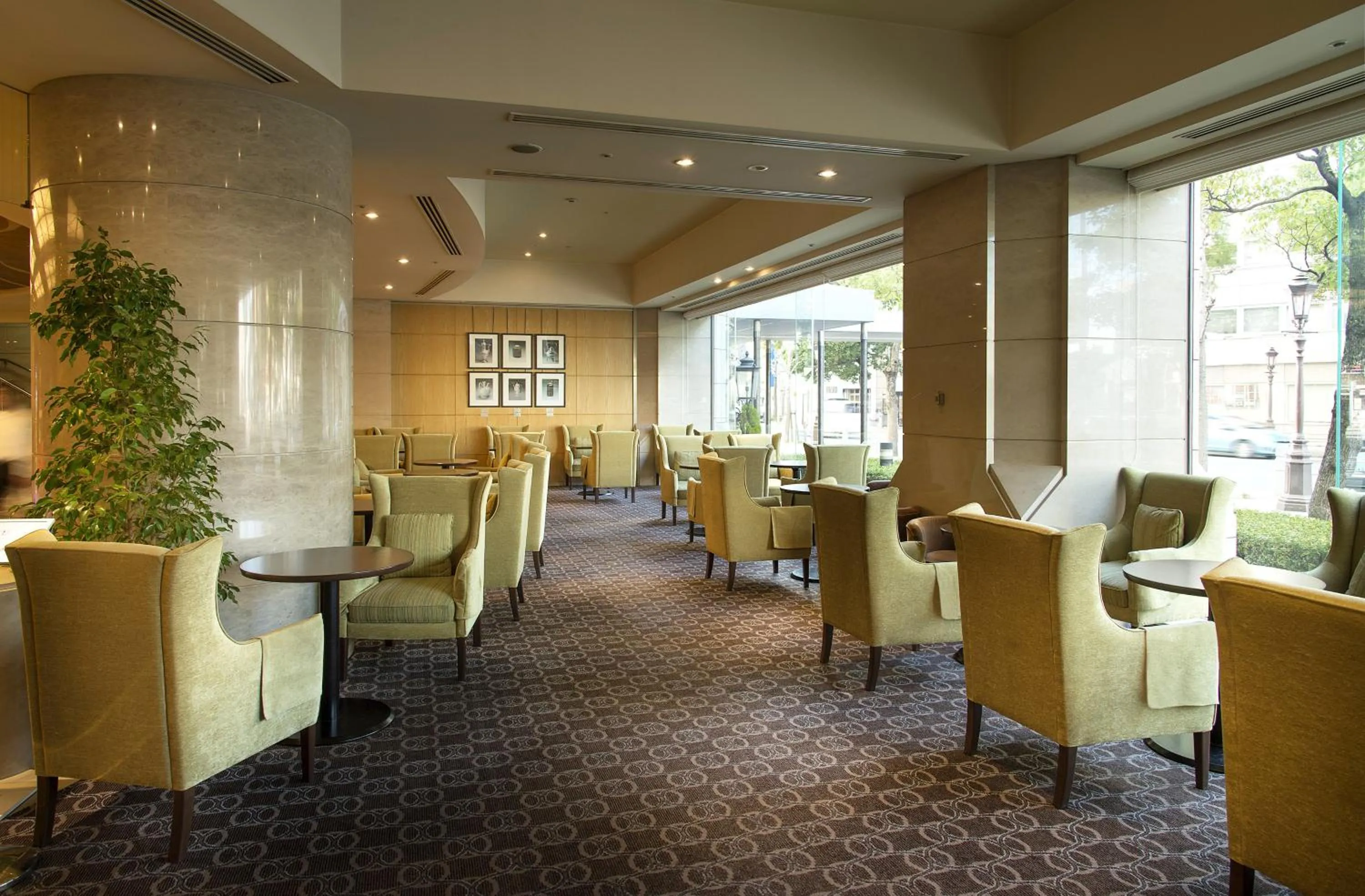 Lounge or bar in ANA Crowne Plaza Hotel Grand Court Nagoya by IHG