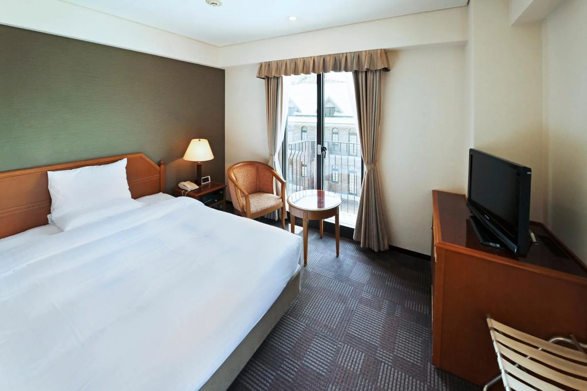 Photo of the whole room, Bed in ANA Crowne Plaza Hotel Nagasaki Gloverhill by IHG
