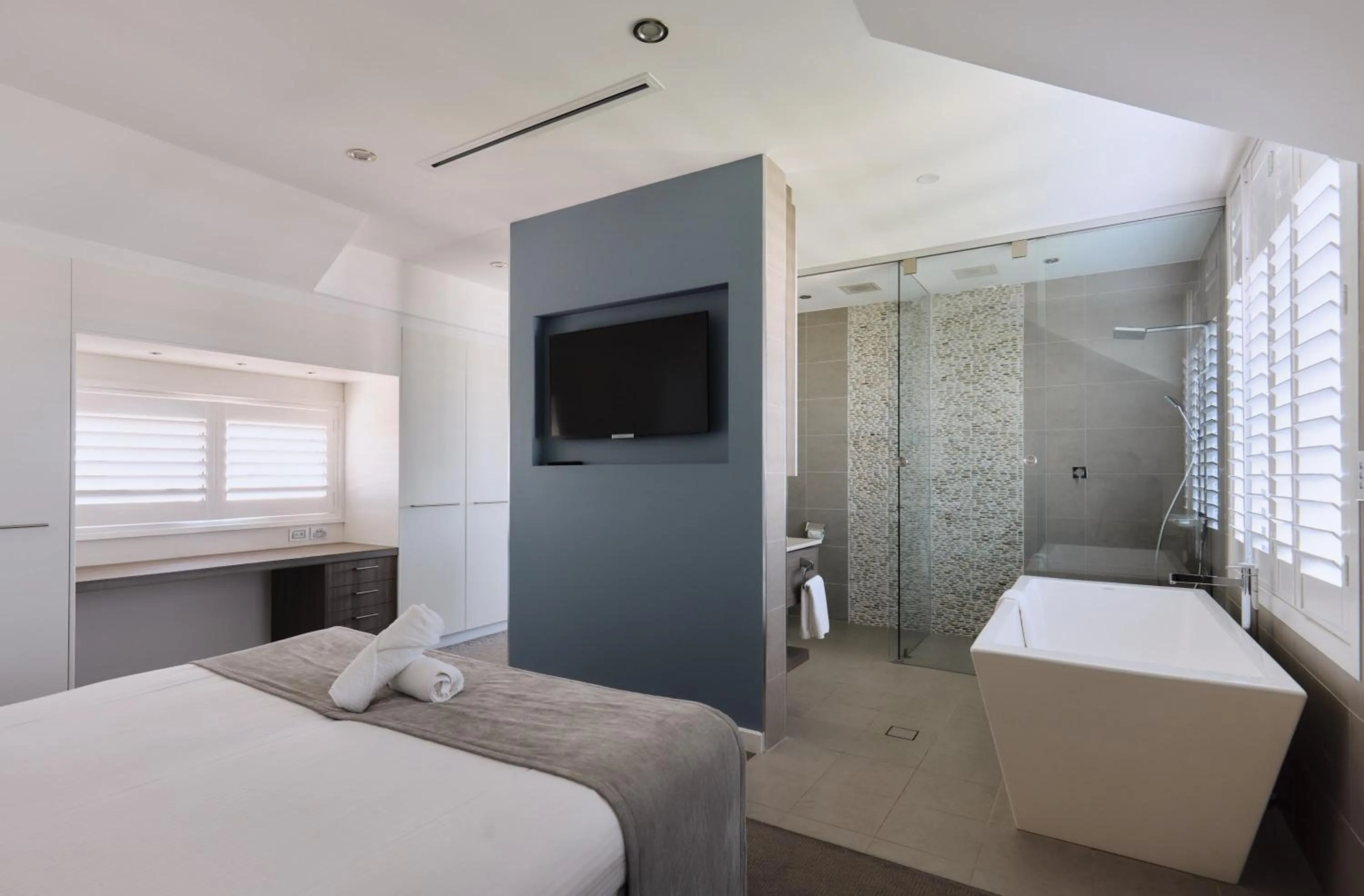 Shower, Bed in Caves Coastal Bar & Bungalows