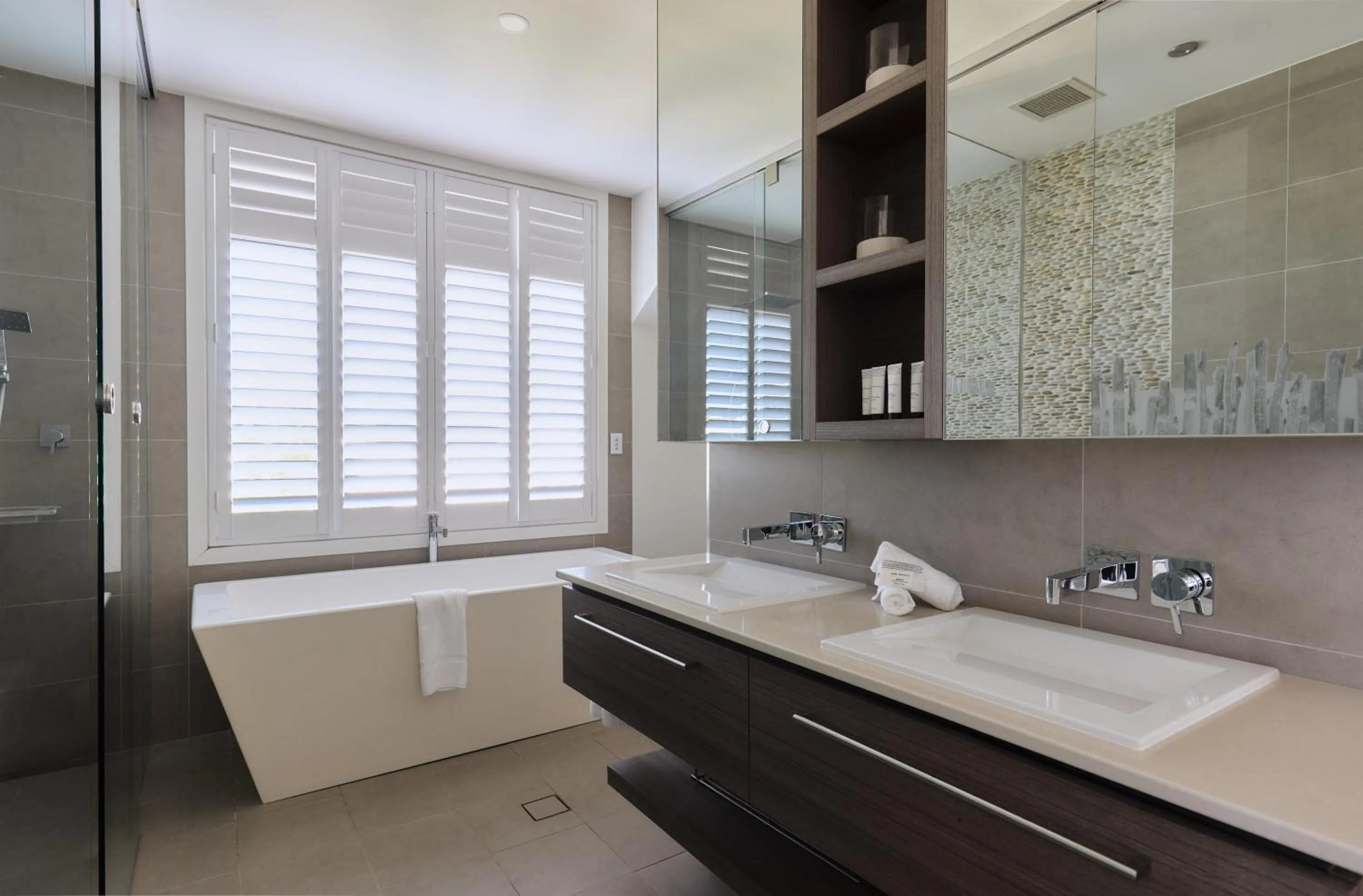 Bathroom in Caves Coastal Bar & Bungalows