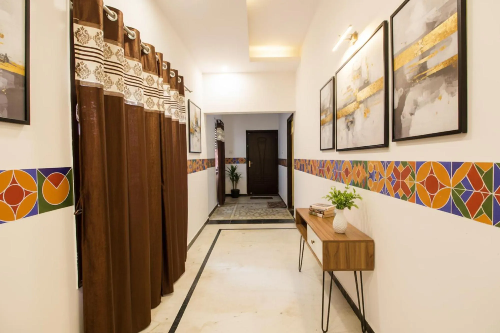 Lobby or reception in FabHotel Crown Suites - Nr Sony Signals