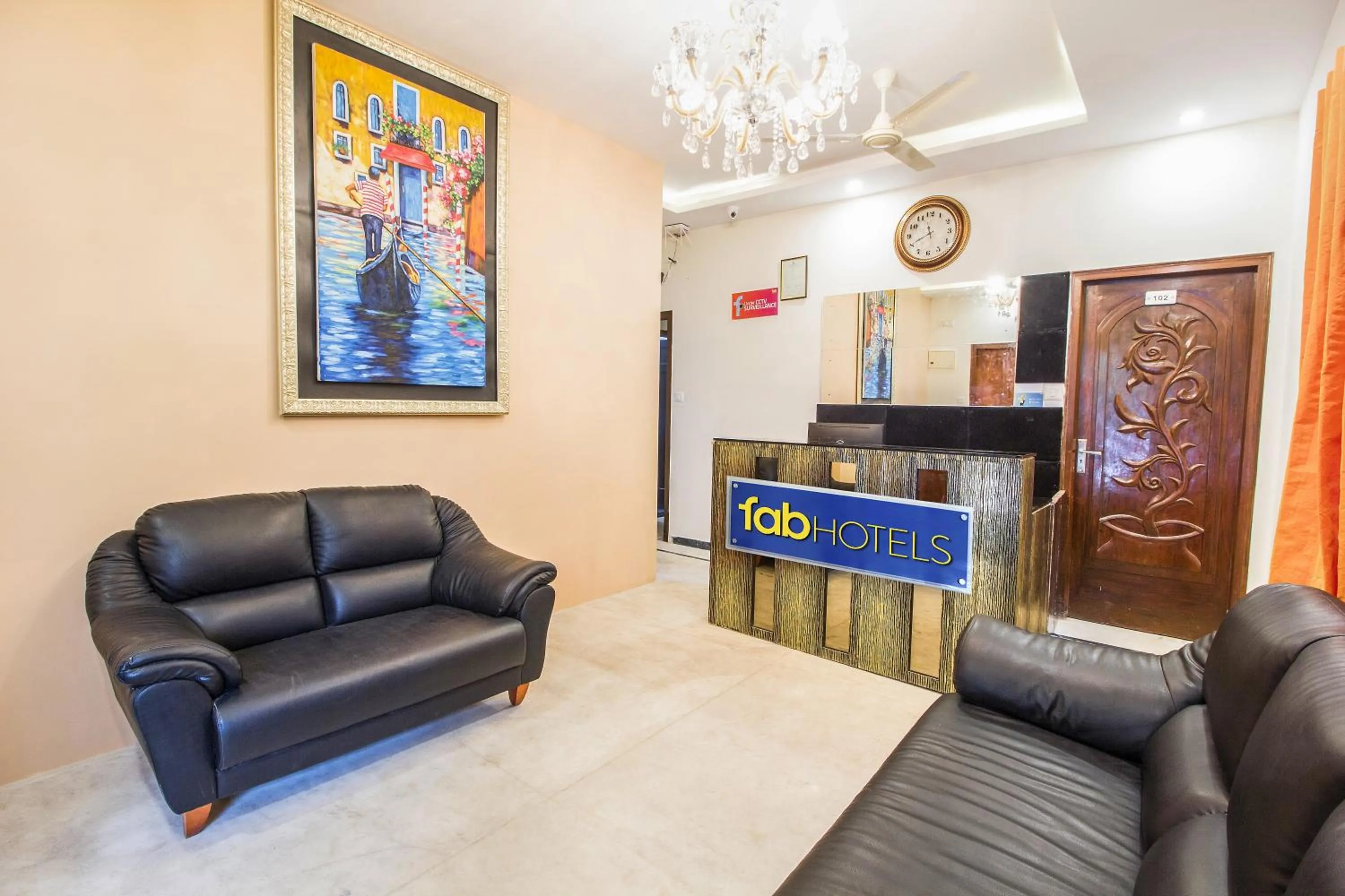 Lobby or reception in FabHotel Crown Suites - Nr Sony Signals