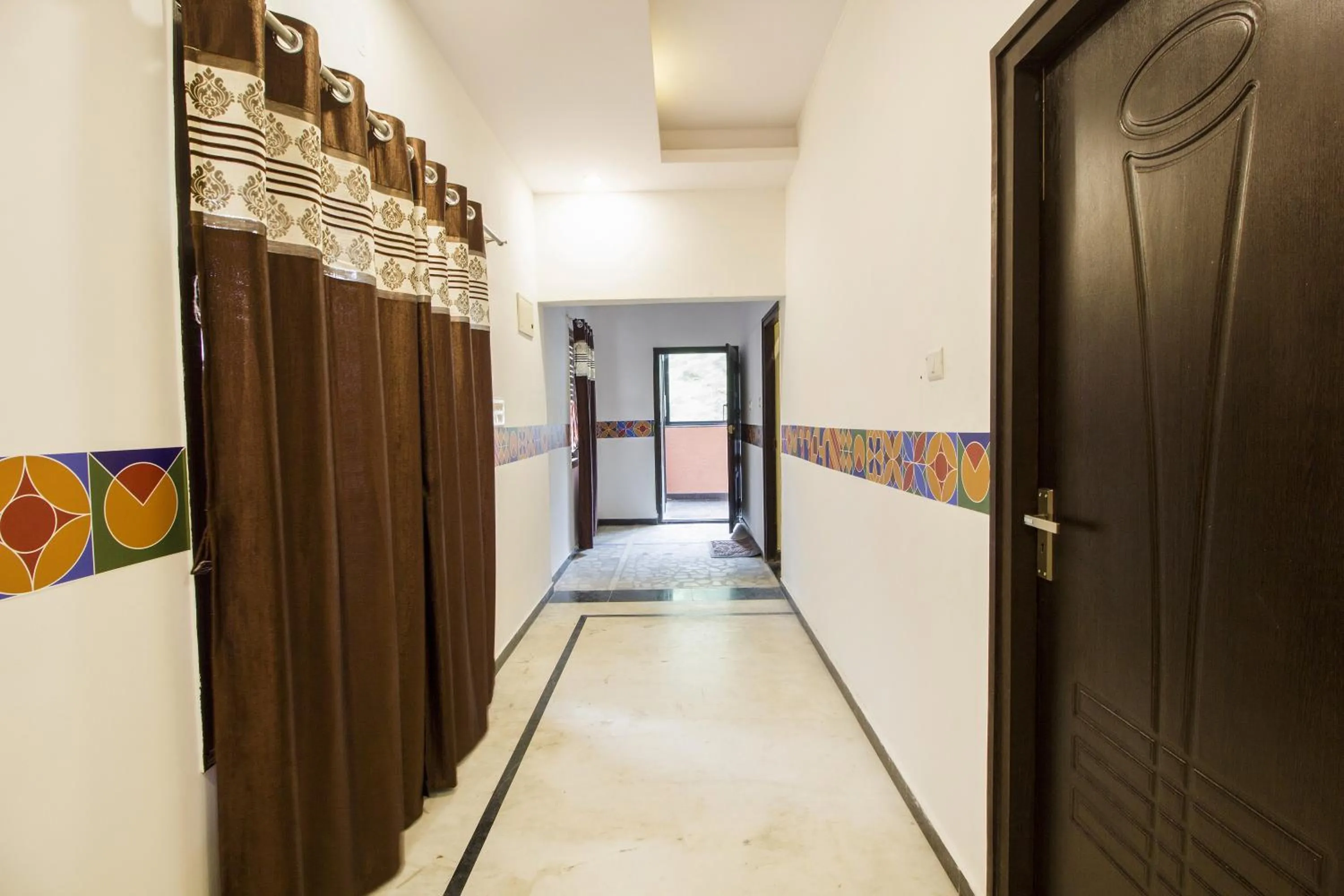 Lobby or reception in FabHotel Crown Suites - Nr Sony Signals