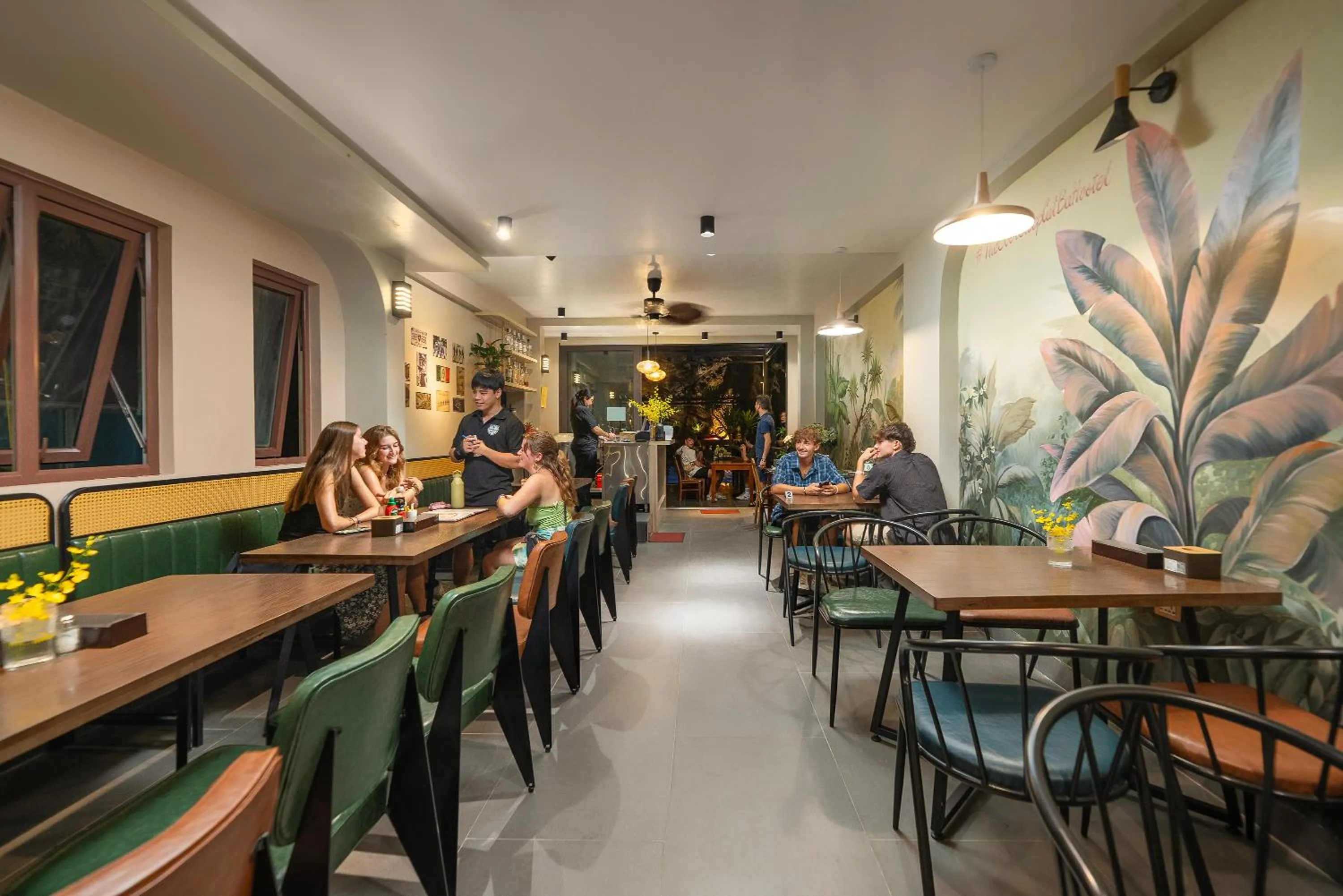 Restaurant/places to eat in The Oversleep Catba Hostel & Pool Bar