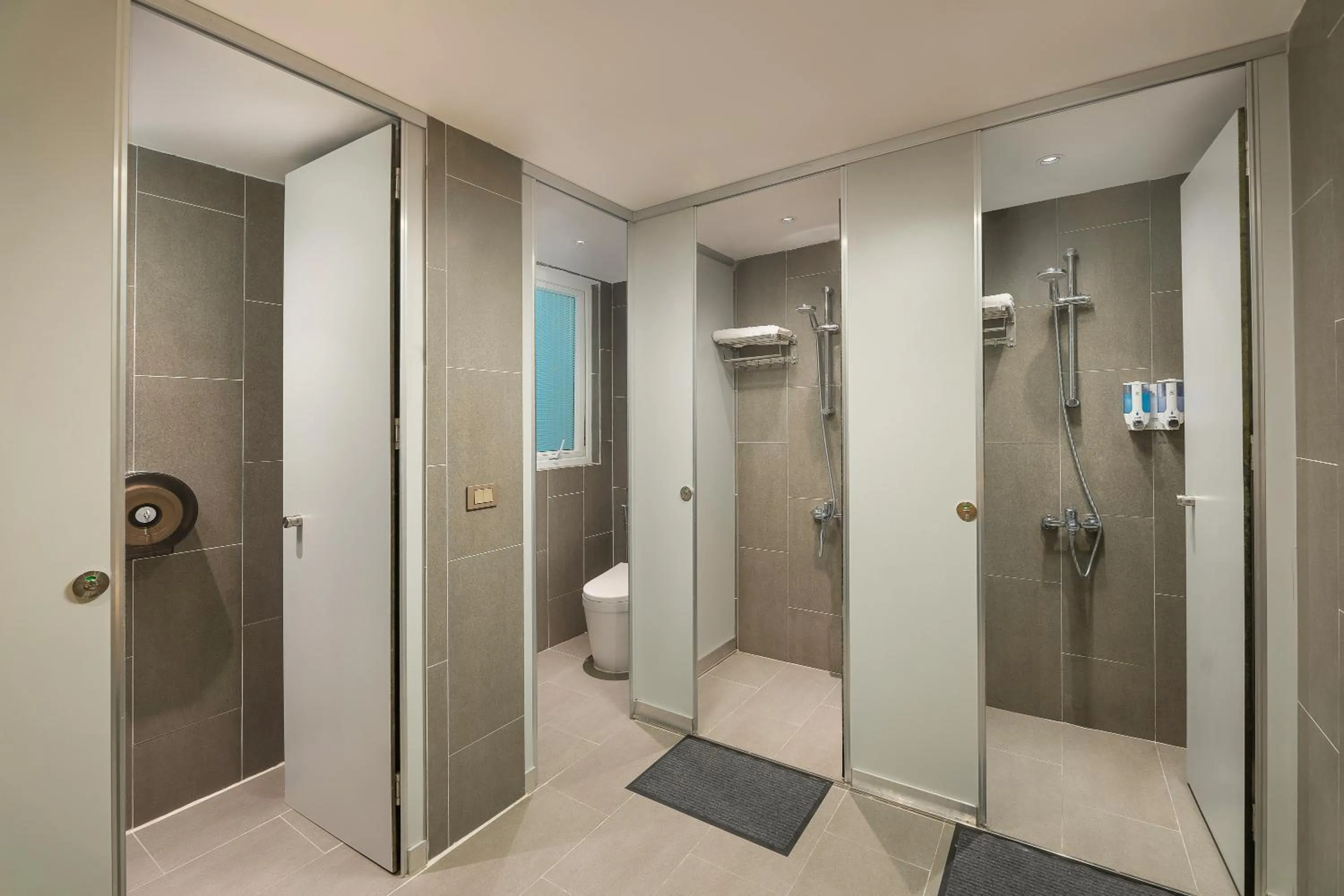 Bathroom in The Oversleep Catba Hostel & Pool Bar