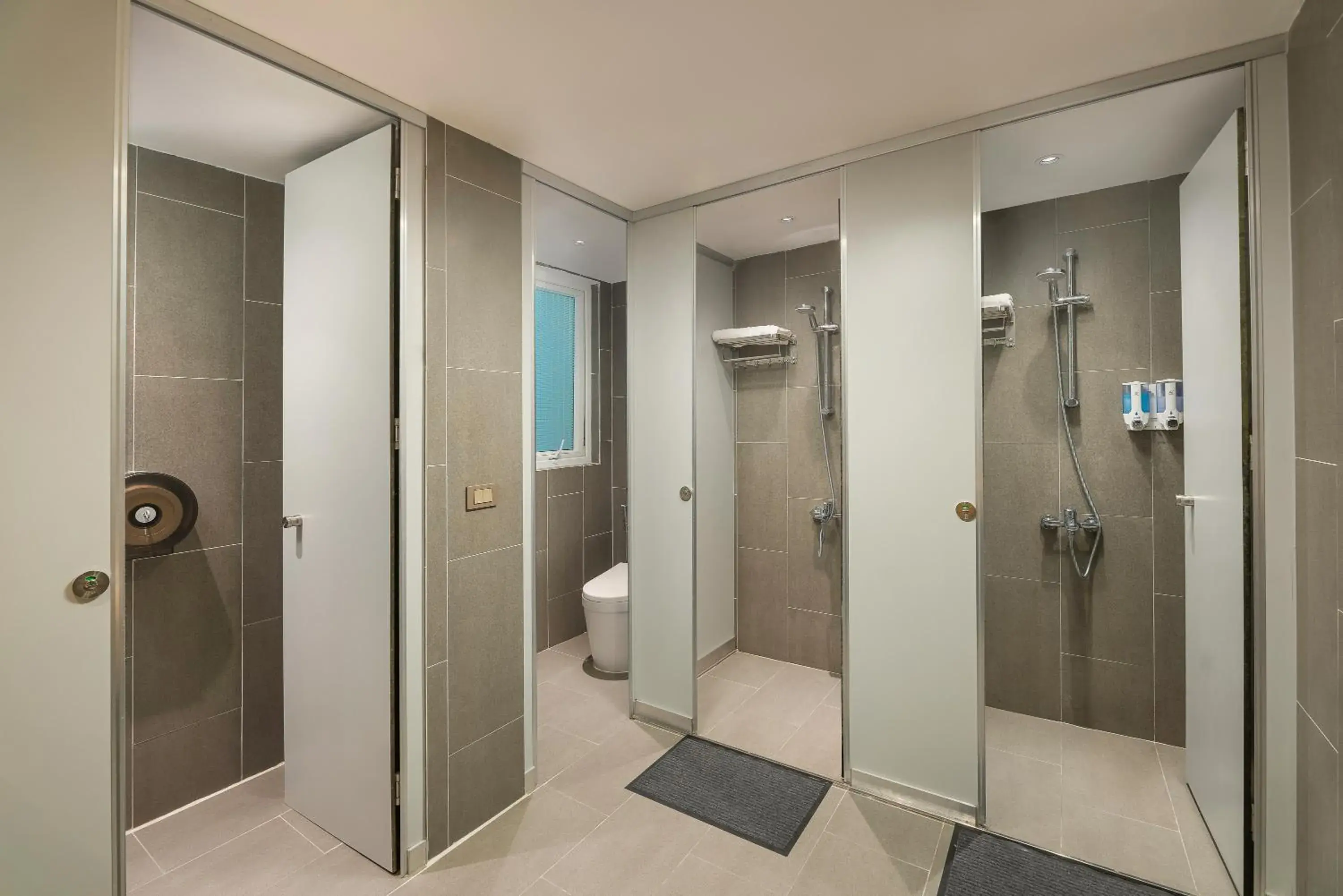 Bathroom in The Oversleep Catba Hostel & Pool Bar Bathroom in The Oversleep Catba Hostel & Pool Bar