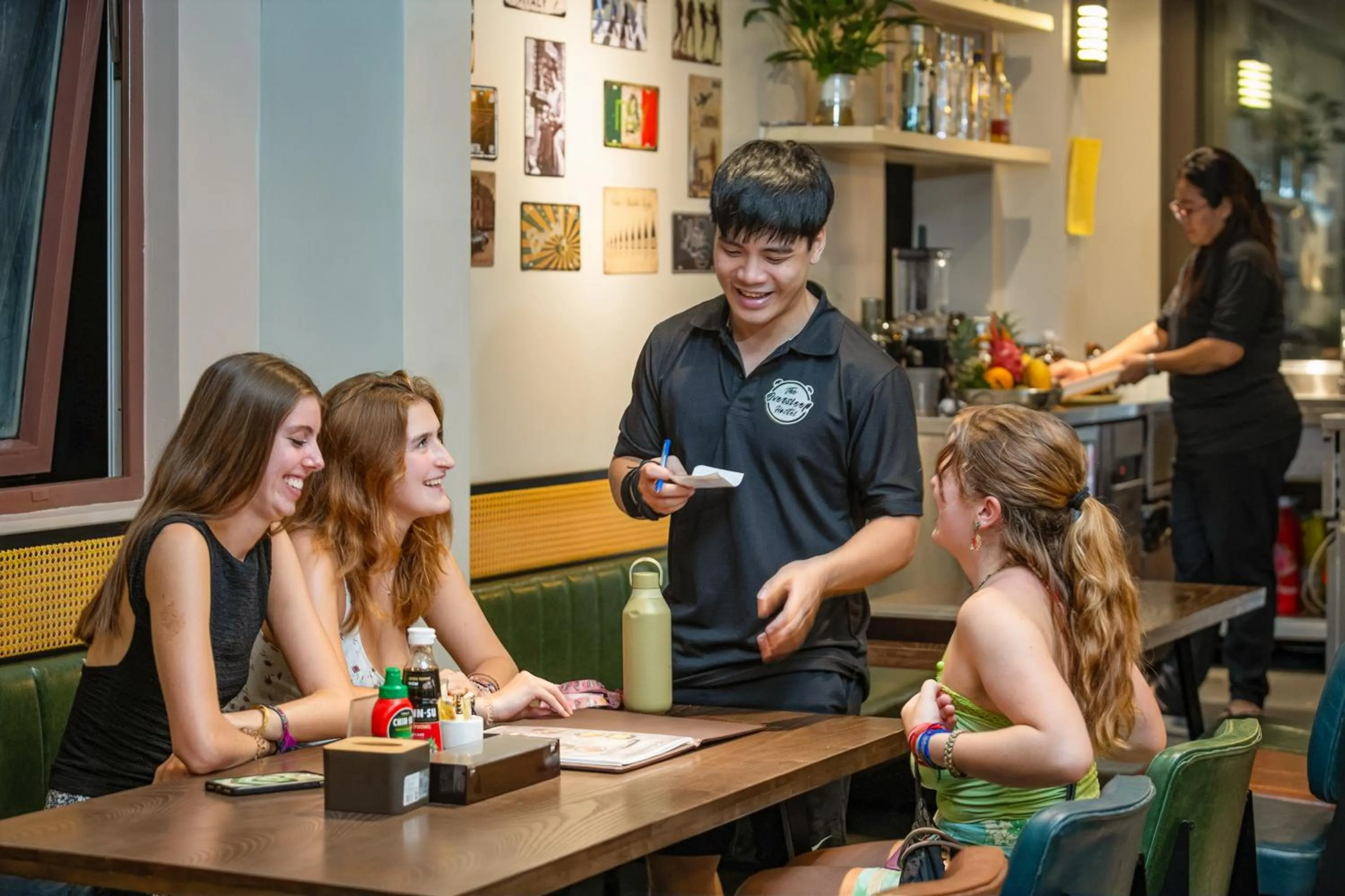 Restaurant/places to eat in The Oversleep Catba Hostel & Pool Bar