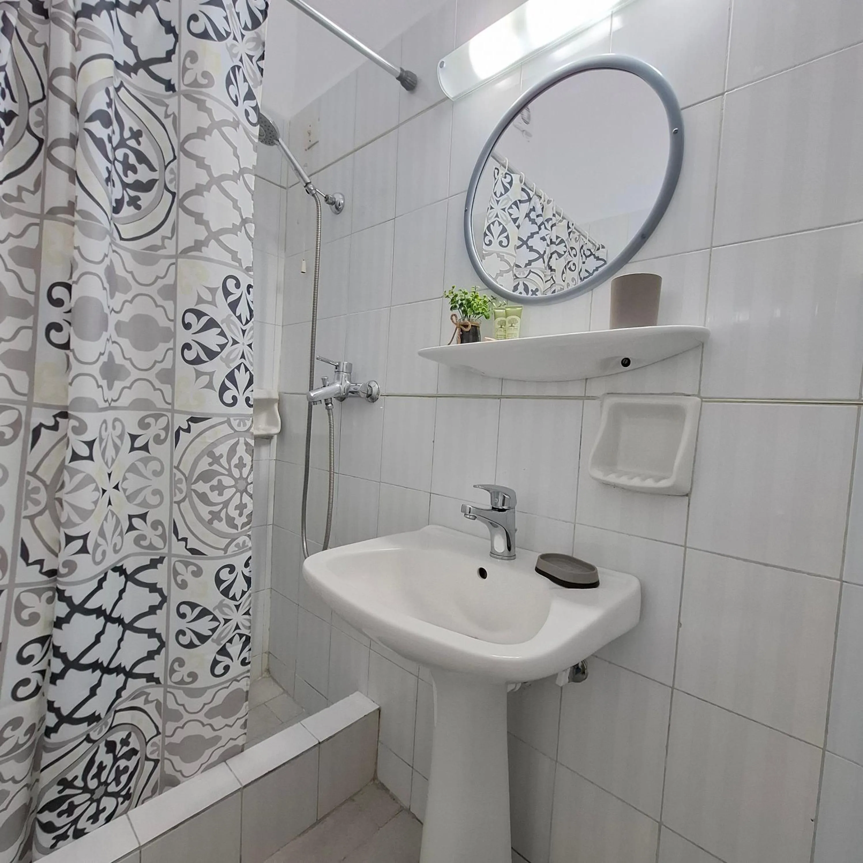 Shower in Mardinik Hotel Apartments