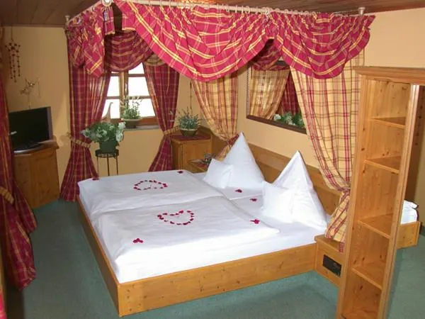 Photo of the whole room, Bed in Hotel "Untere Mühle"