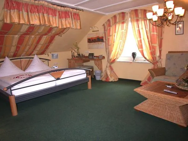 Photo of the whole room, Bed in Hotel "Untere Mühle"