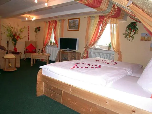 Photo of the whole room, Bed in Hotel "Untere Mühle"