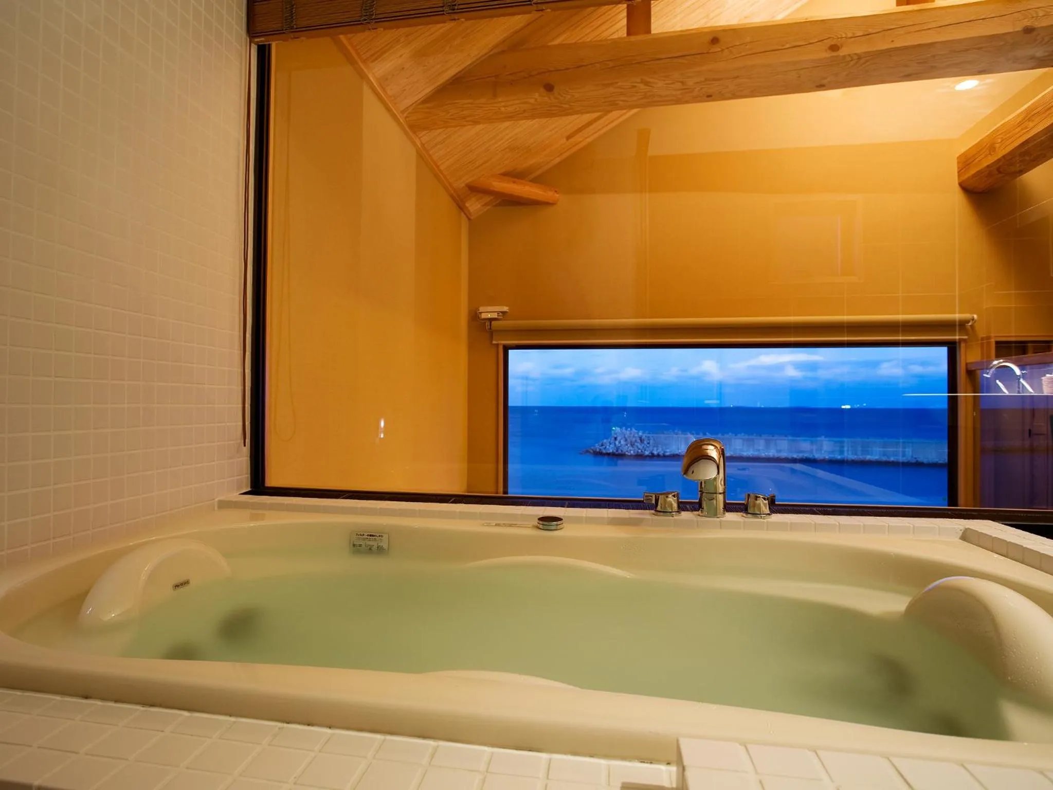 Photo of the whole room in Amahara